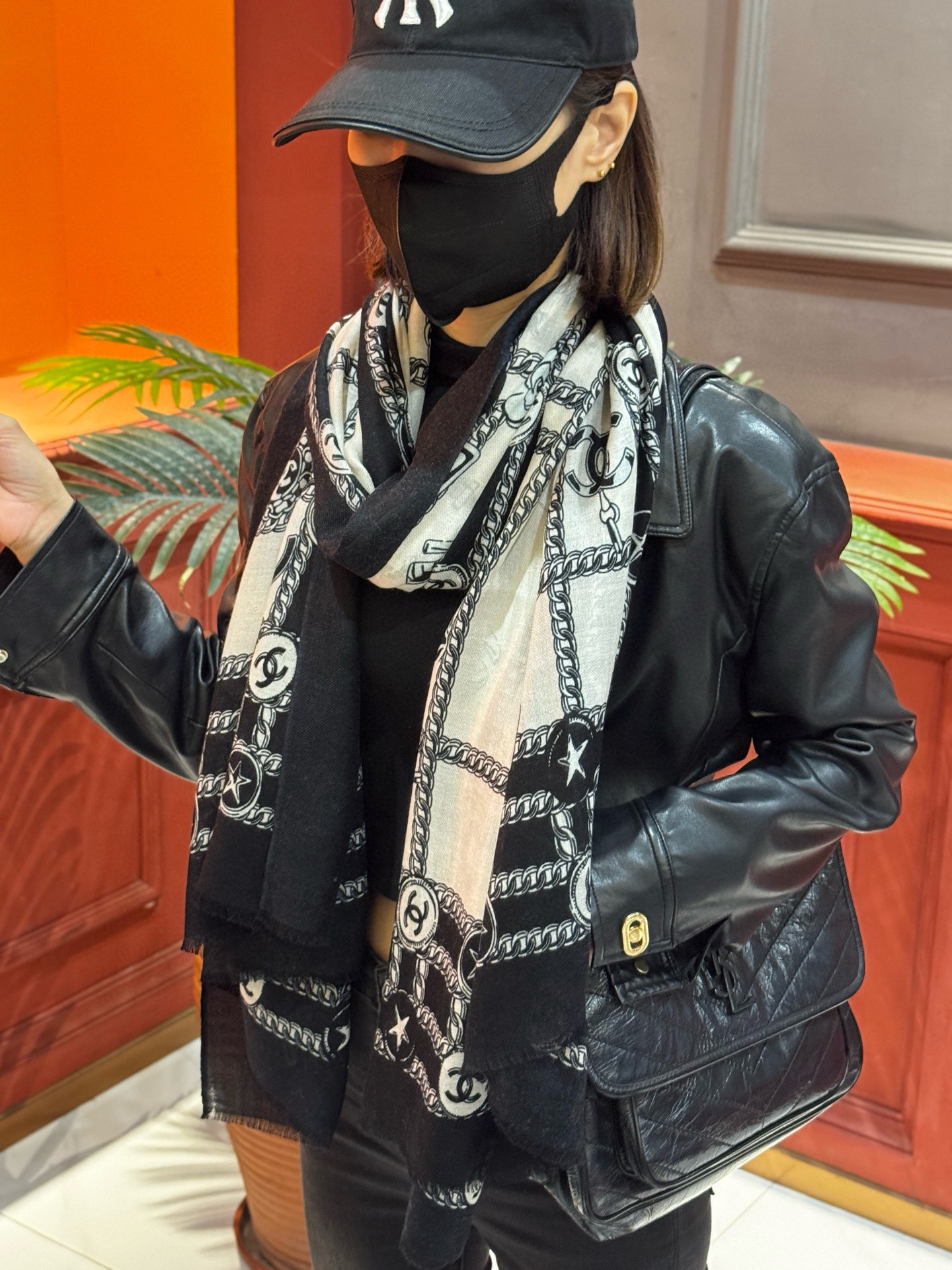 💟CHANEL香奈儿经典元素设计优雅大方，绕在颈间超级完美💋💋简直人间的尤物😍 专柜品质[玫瑰]长巾10