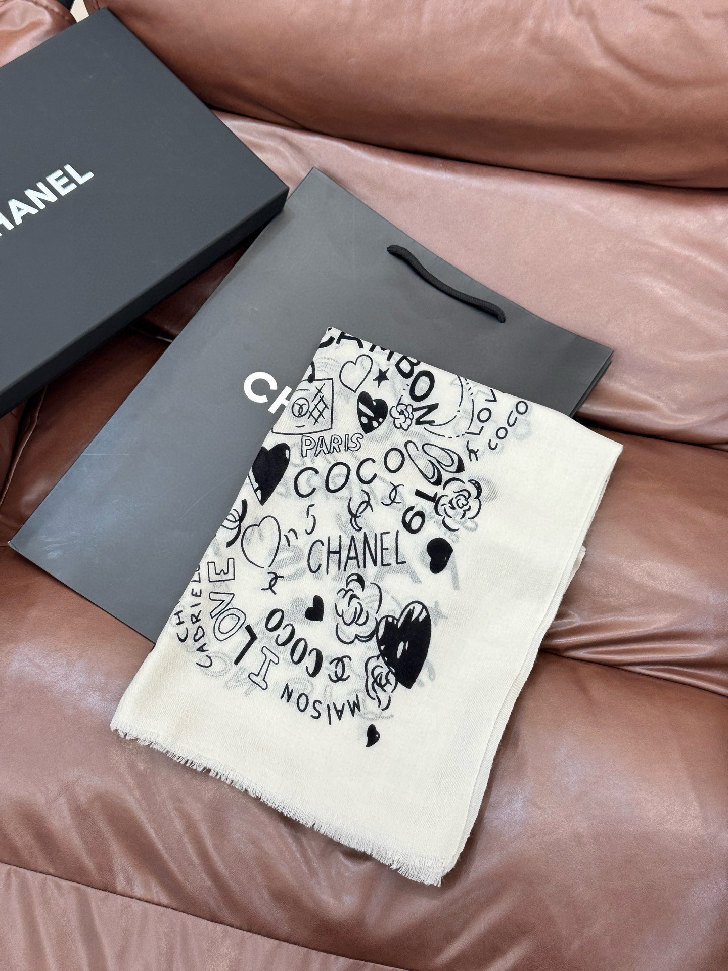 💟2025年秋冬新款 💟CHANEL香奈儿经典元素设计优雅大方，绕在颈间超级完美💋💋简直人间的尤物😍 专