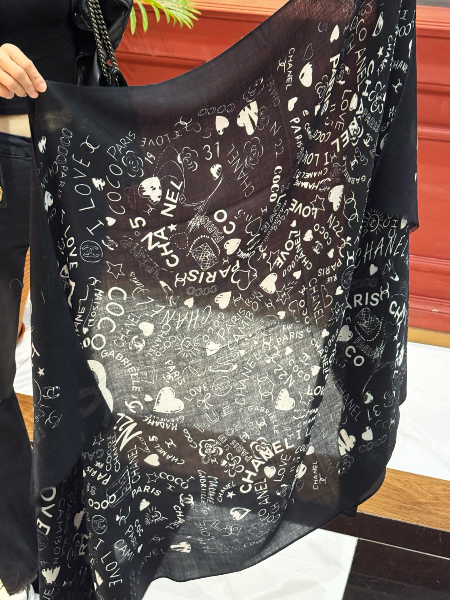 💟2025年秋冬新款 💟CHANEL香奈儿经典元素设计优雅大方，绕在颈间超级完美💋💋简直人间的尤物😍 专