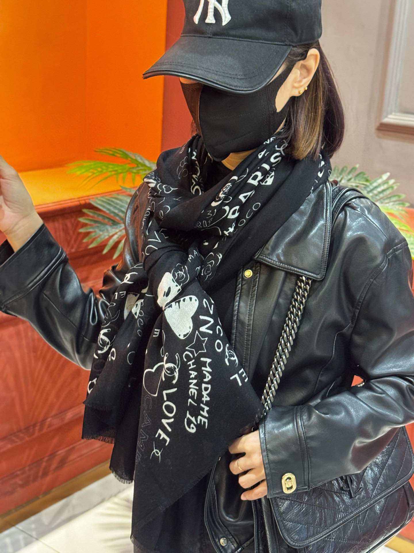 💟2025年秋冬新款 💟CHANEL香奈儿经典元素设计优雅大方，绕在颈间超级完美💋💋简直人间的尤物😍 专