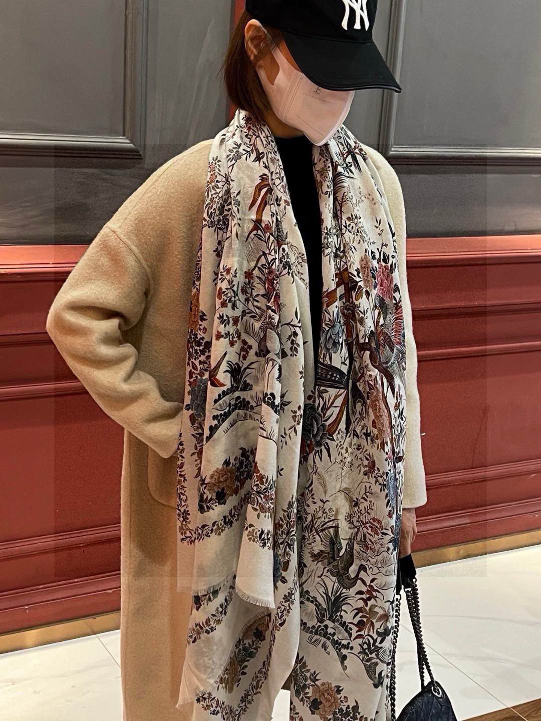 NO:542260,[Gold and Silver Wire Model] Dior counter model~ It means that this model must be collected~New new style long cashmere counter synchronizes the size of this is not big or small, which is very easy to match. The quality is super easy to get and you will understand the high-end quality. High-end details, what you see, what you get is the heavy and huge VI price, customers must buy the top cashmere, size 100*200cm high-version scarf, high-version scarf, dior19860909【金银丝款】Dior专柜款～就是告诉大家这款必须收～上新 新款长羊绒专柜同步这个size不大不小特别好搭配,品质超级好拿到手就会懂的高端品质,高端细节所见即所得重磅巨献VI价客户必入推荐顶级羊绒,尺寸100*200cm高版本围巾,高版本围巾,dior,scarf