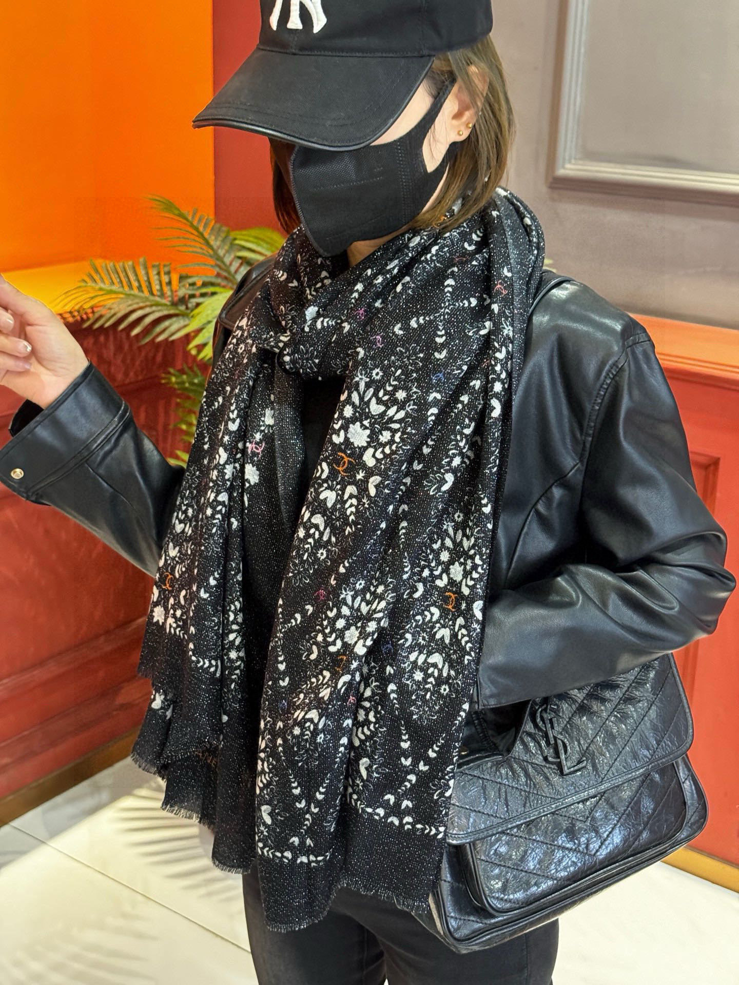 会发光发亮的围巾💟香奶奶专柜上新客供羊绒长巾👑👑 卖的超爆的，亮晶晶✨的银丝上身才会知道她的美，洋气、大