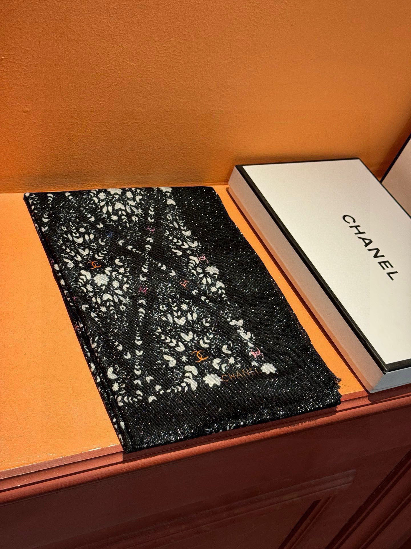 会发光发亮的围巾💟香奶奶专柜上新客供羊绒长巾👑👑 卖的超爆的，亮晶晶✨的银丝上身才会知道她的美，洋气、大