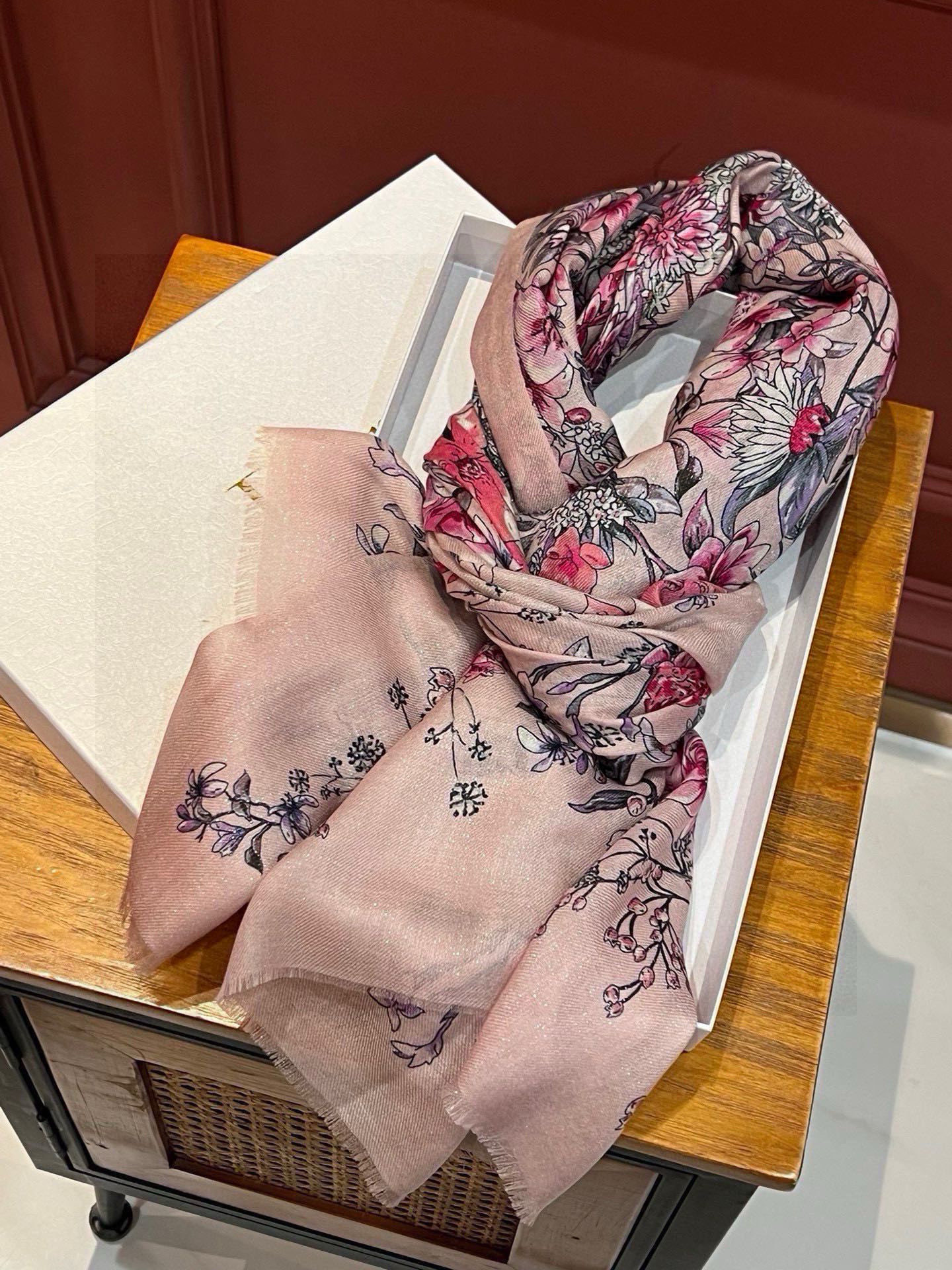 会发光发亮的围巾💃🏻💃🏻D家【D花香明媚】‼️抢‼️VIP推荐 ‼️👍下手一定要快【高端 大爱 ‼️纯羊