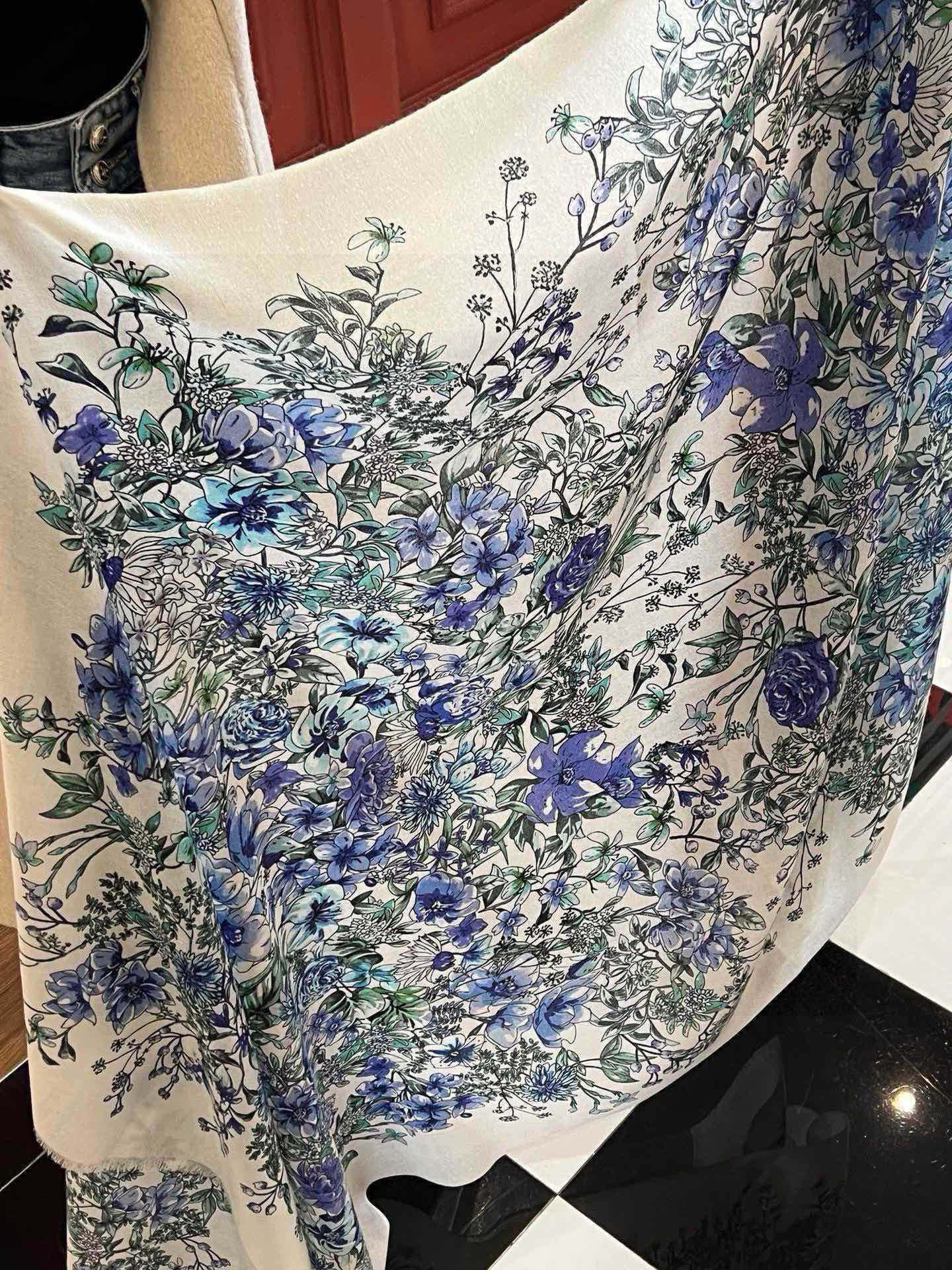 会发光发亮的围巾💃🏻💃🏻D家【D花香明媚】‼️抢‼️VIP推荐 ‼️👍下手一定要快【高端 大爱 ‼️纯羊