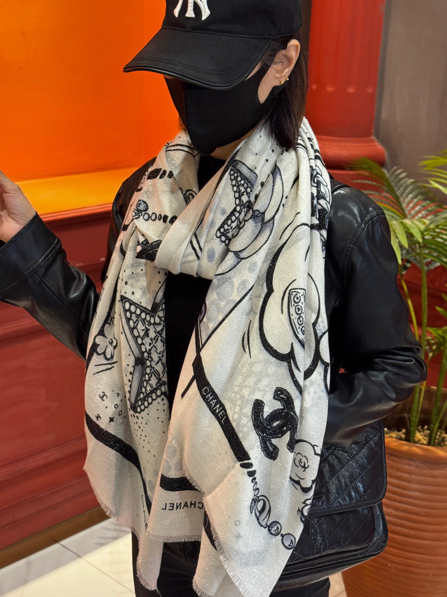 会发光发亮的围巾💟香奶奶专柜上新客供羊绒长巾👑👑 卖的超爆的，亮晶晶✨的银丝上身才会知道她的美，洋气、大