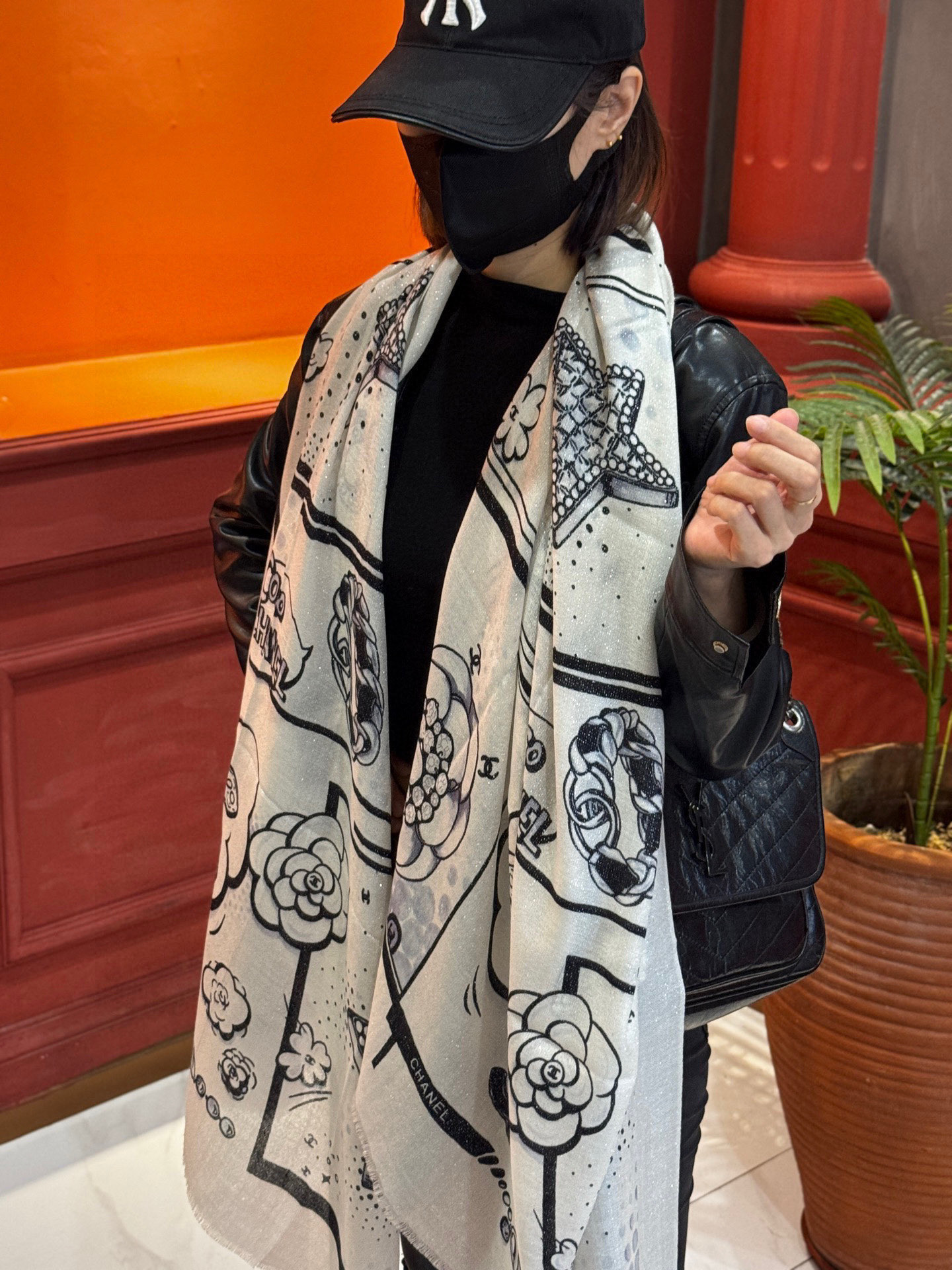 会发光发亮的围巾💟香奶奶专柜上新客供羊绒长巾👑👑 卖的超爆的，亮晶晶✨的银丝上身才会知道她的美，洋气、大