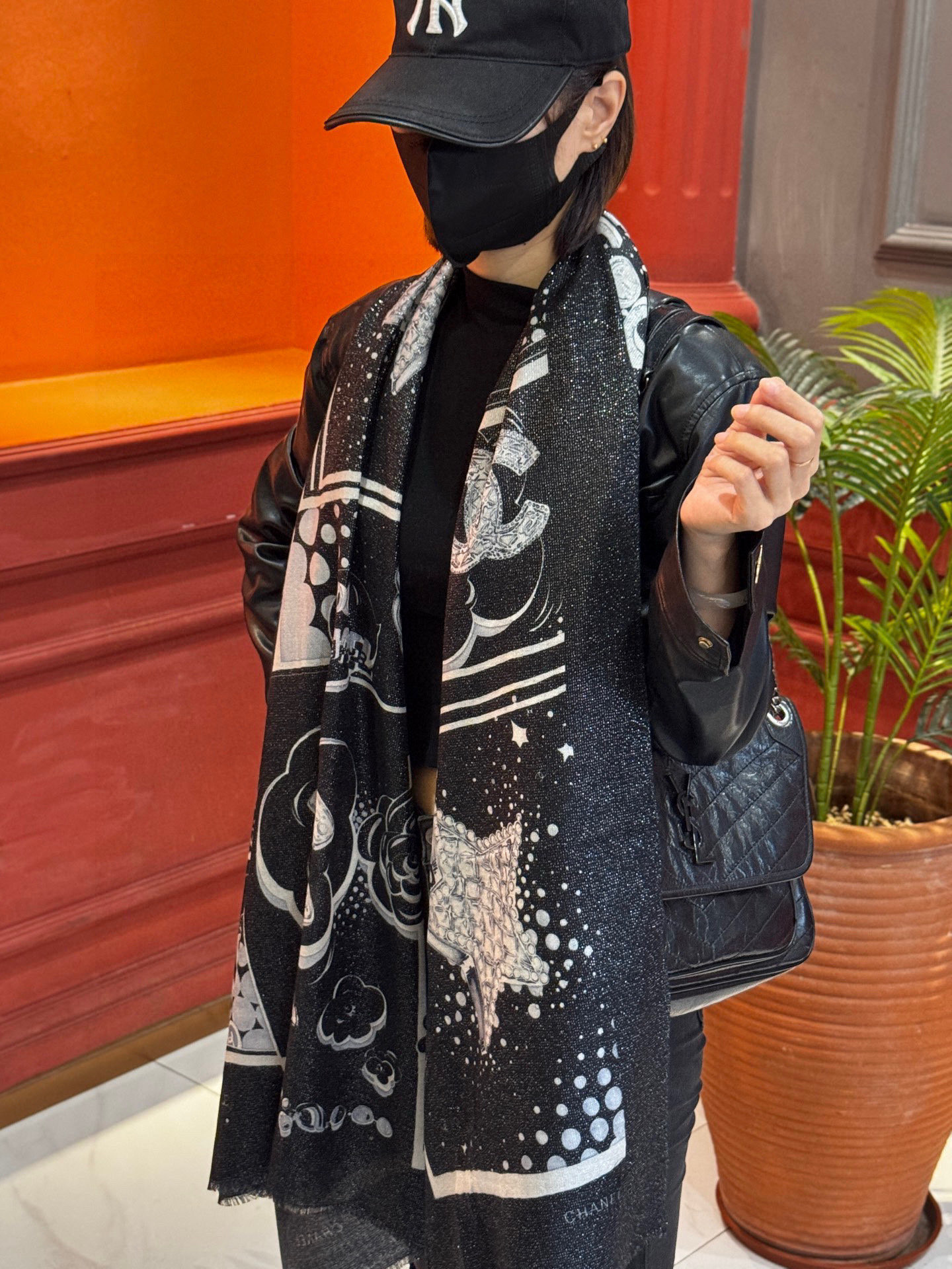 NO:542521,The shiny scarf is a shiny scarf. The cashmere scarf is available for new customers. The ones are very popular. Only with the shiny silver silk body will you know her beauty, which is fashionable and full of big brand style. The most important thing is that the skin looks white and tender and eye-catching. It adopts the imported digital printing style, which shows it to the fullest!  There is a reason to sell the fire!  Not as simple as being beautiful!  Size 110*200cm, top-grade pure cashmere high-version scarf, high-version scarf19860909会发光发亮的围巾香奶奶专柜上新客供羊绒长巾 卖的超爆的,亮晶晶的银丝上身才会知道她的美,洋气、大牌范十足.最要紧的是,显的皮肤很白嫩还特吸睛.采用进口数码印花风格,彰显的淋漓尽致！卖的火是有理由的！不是单纯的漂亮这么简单！尺寸110*200cm,顶级纯羊绒高版本围巾,高版本围巾,scarf