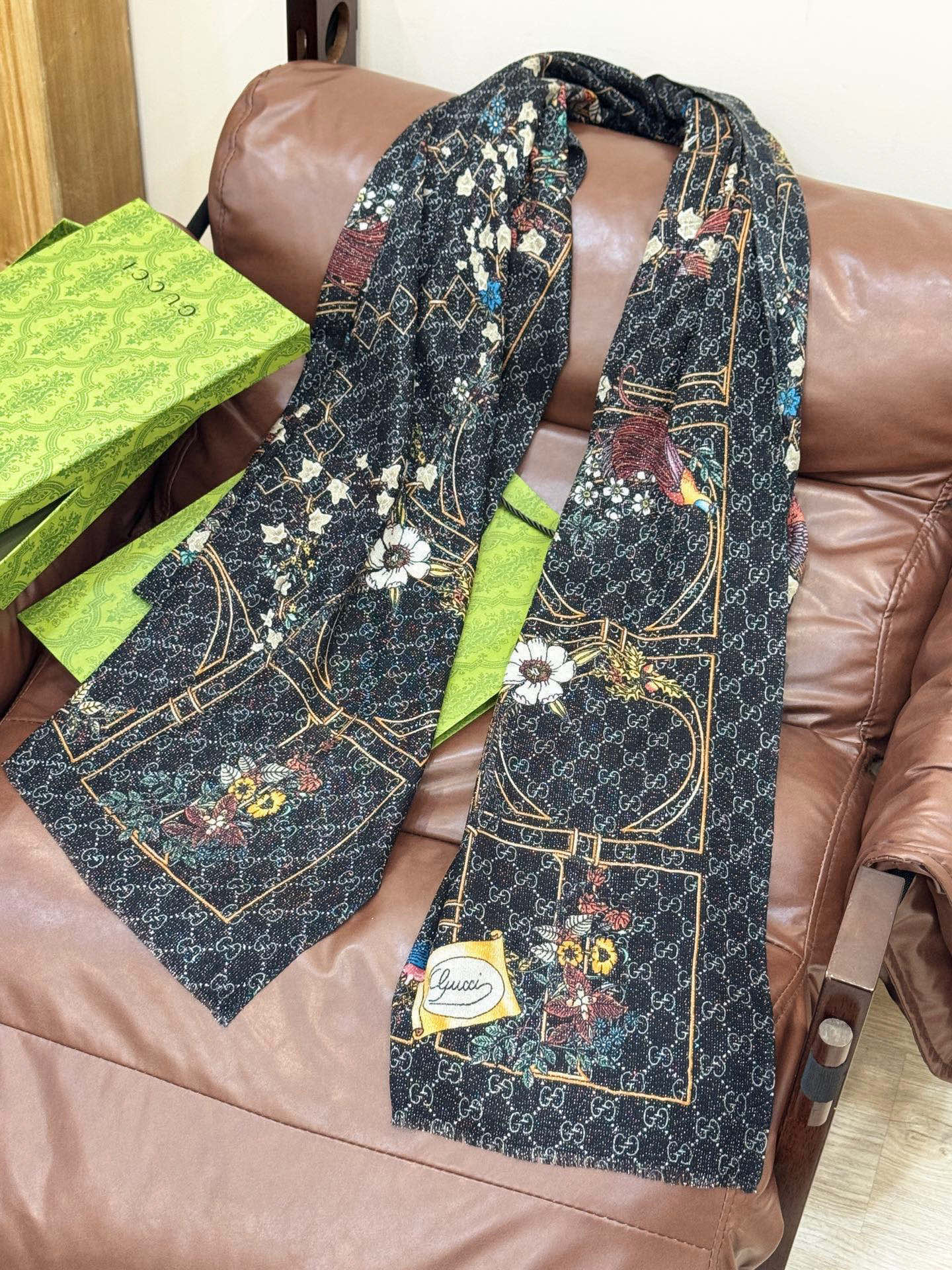 会发光发亮的围巾羊绒新款 🆕🆕🌈💫速度‼️下手一定要快‼️G家新款【GG字母花卉长巾】，高端 大爱 货极