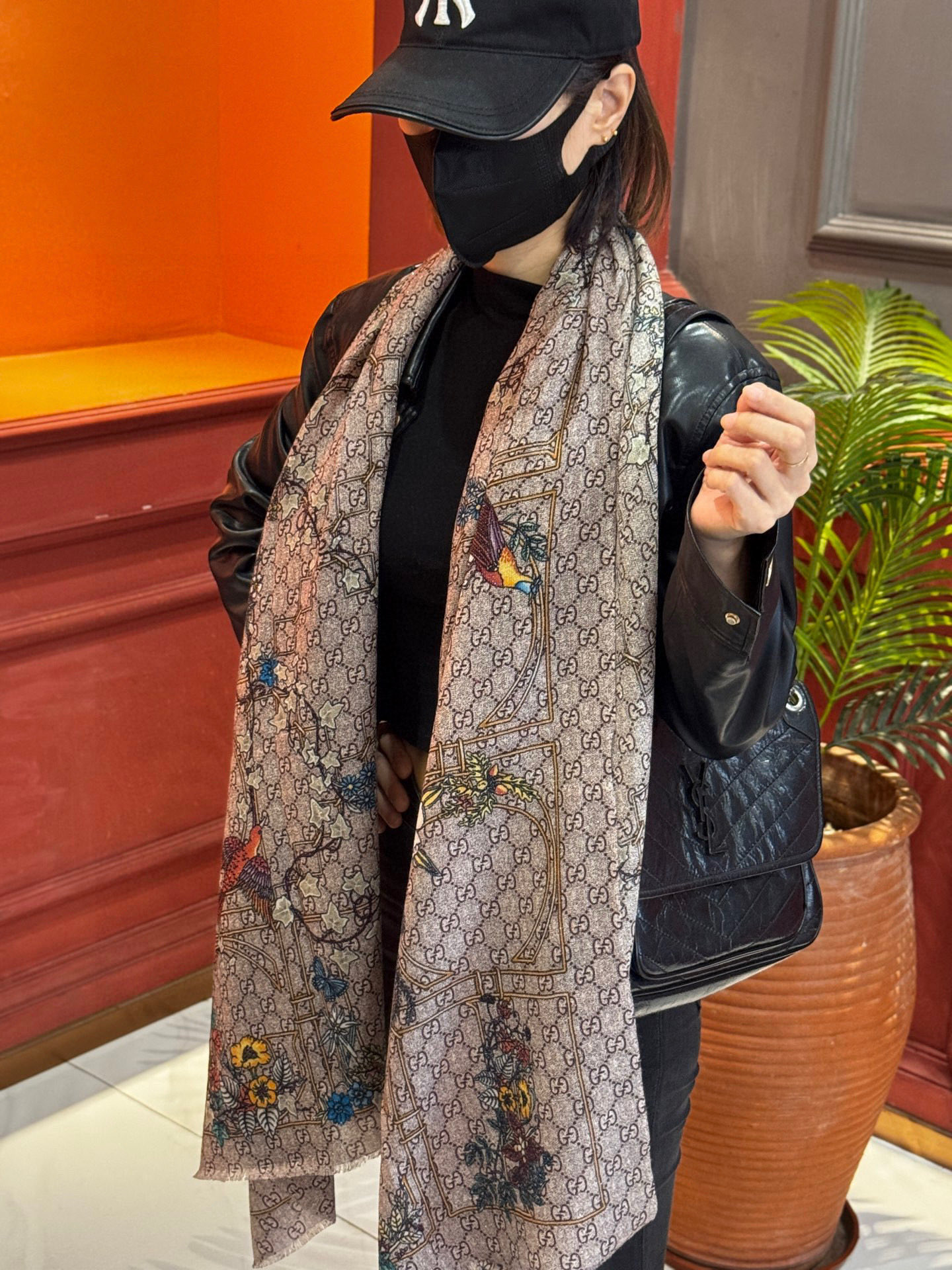 NO:542525,New cashmere scarf that will shine. Be sure to start quickly. G home new model [GG letter flower scarf], high-end, love, very few products now. Use it very well, truly beautiful, and makes people very excited. The upper body effect is simply beautiful. The quality is very perfect] The whole scarf gives people a big brand aura and is very exquisite and beautiful. The new model is definitely worth buying. Once you get the real thing, you will be glad that you are a beautiful product for women. It is worth evaluating the perfect temperament and taste. Ditails' preferred size 110*200cm top cashmere high-version scarf, high-version scarf, gucci19860909会发光发亮的围巾羊绒新款 速度下手一定要快G家新款【GG字母花卉长巾】,高端 大爱 货极少 现在用极好真心美的让人非常非常心动 上身效果简直美翻了 品质非常完美】整个围巾给人大牌气场的同时又非常精致秀丽绝对值得入手的新款 实物一拿到就会庆幸自己是女人的绝美好货 值得品鉴完美气质品味Ditails首选尺寸110*200cm 顶极羊绒高版本围巾,高版本围巾,gucci,scarf