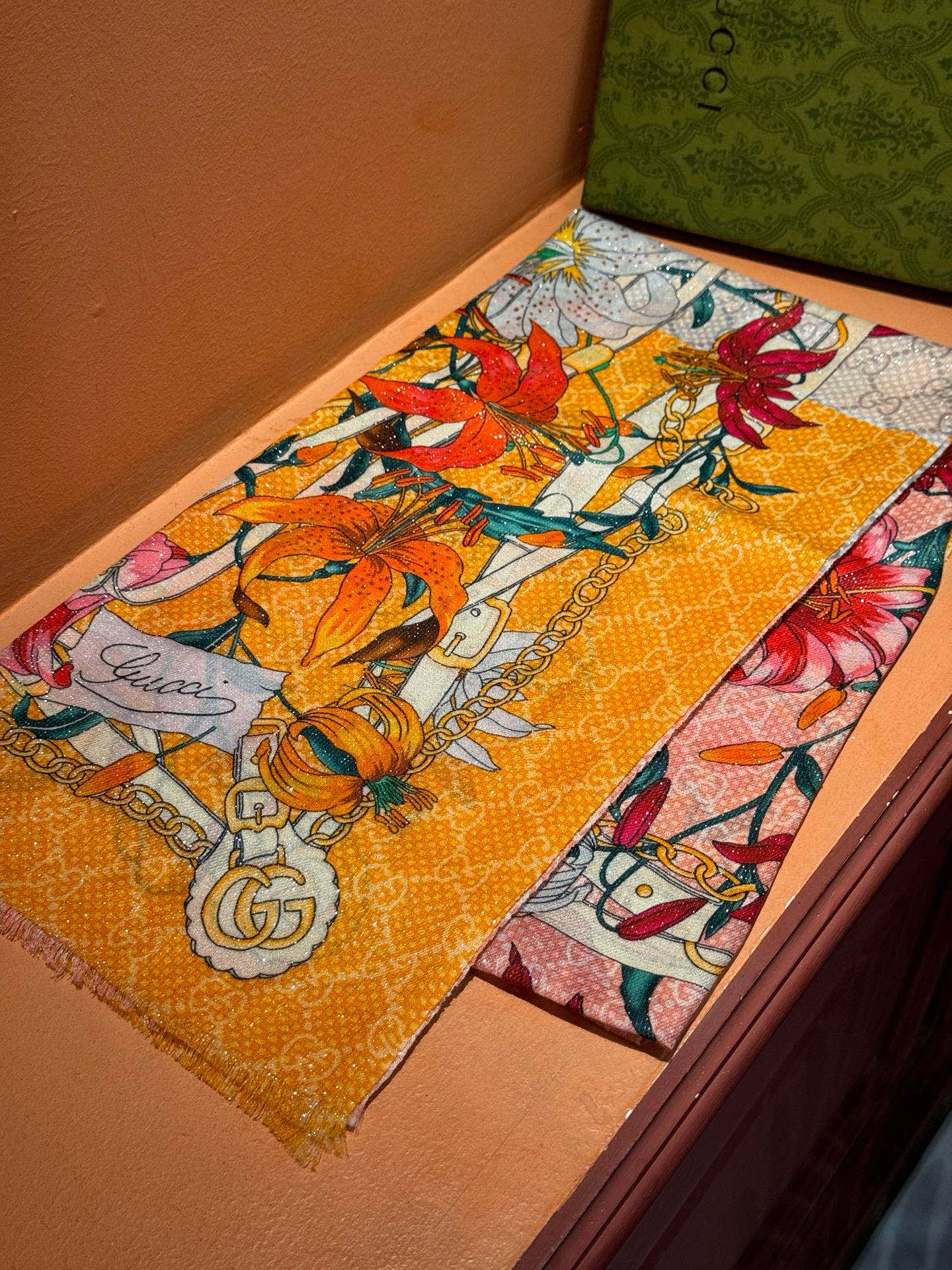 Gucci花卉羊绒围巾~超级抬气色！高级女人味！】羊绒围巾也能这么美！！！Gucci这款双面花卉羊绒围巾