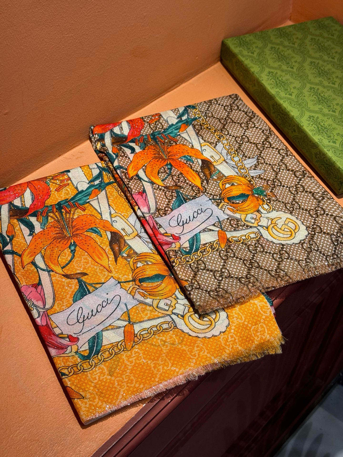 Gucci花卉羊绒围巾~超级抬气色！高级女人味！】羊绒围巾也能这么美！！！Gucci这款双面花卉羊绒围巾