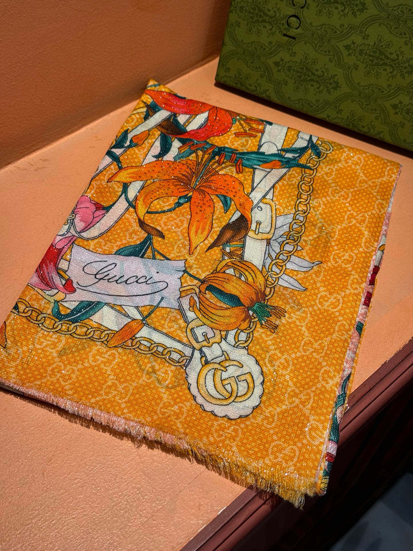 Gucci花卉羊绒围巾~超级抬气色！高级女人味！】羊绒围巾也能这么美！！！Gucci这款双面花卉羊绒围巾