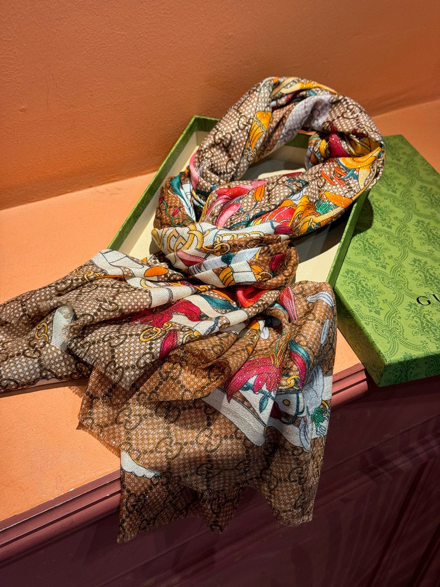 Gucci花卉羊绒围巾~超级抬气色！高级女人味！】羊绒围巾也能这么美！！！Gucci这款双面花卉羊绒围巾