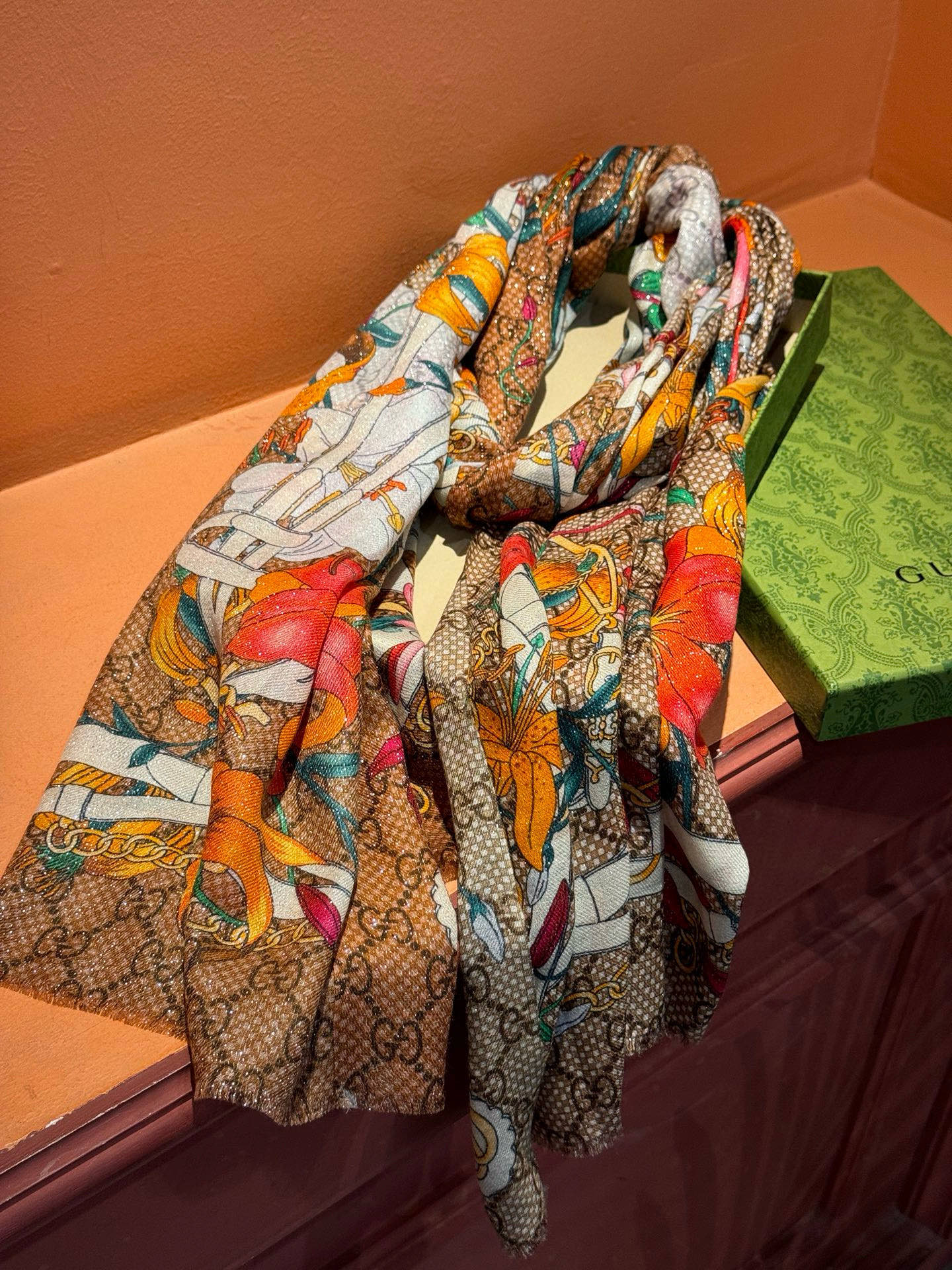 Gucci花卉羊绒围巾~超级抬气色！高级女人味！】羊绒围巾也能这么美！！！Gucci这款双面花卉羊绒围巾