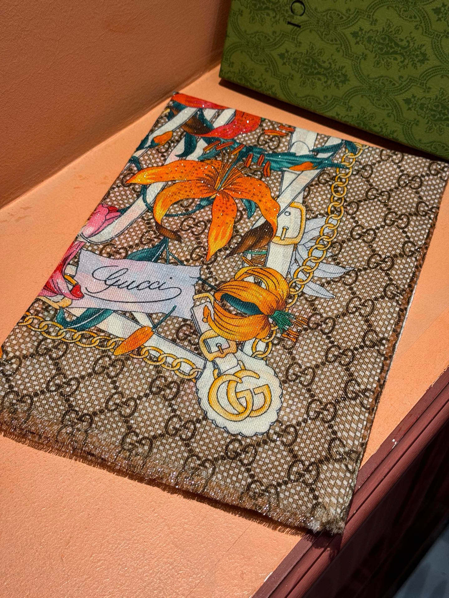 Gucci花卉羊绒围巾~超级抬气色！高级女人味！】羊绒围巾也能这么美！！！Gucci这款双面花卉羊绒围巾