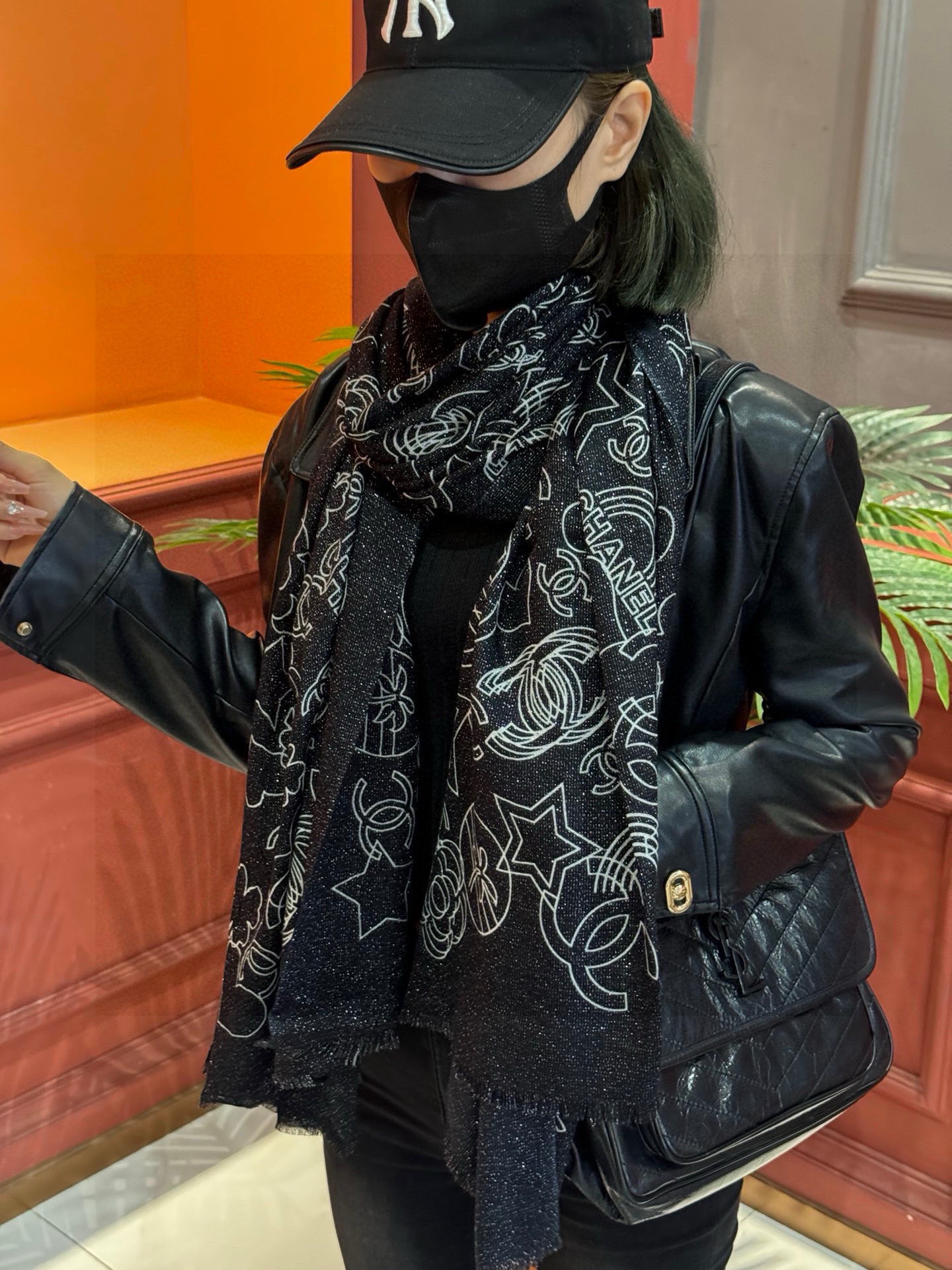 上新🌟 会发光发亮的围巾 💄💋新款客供银线💖羊绒面料长巾 😘美翻了[流泪]【小香银线图标】，御用殿堂级极