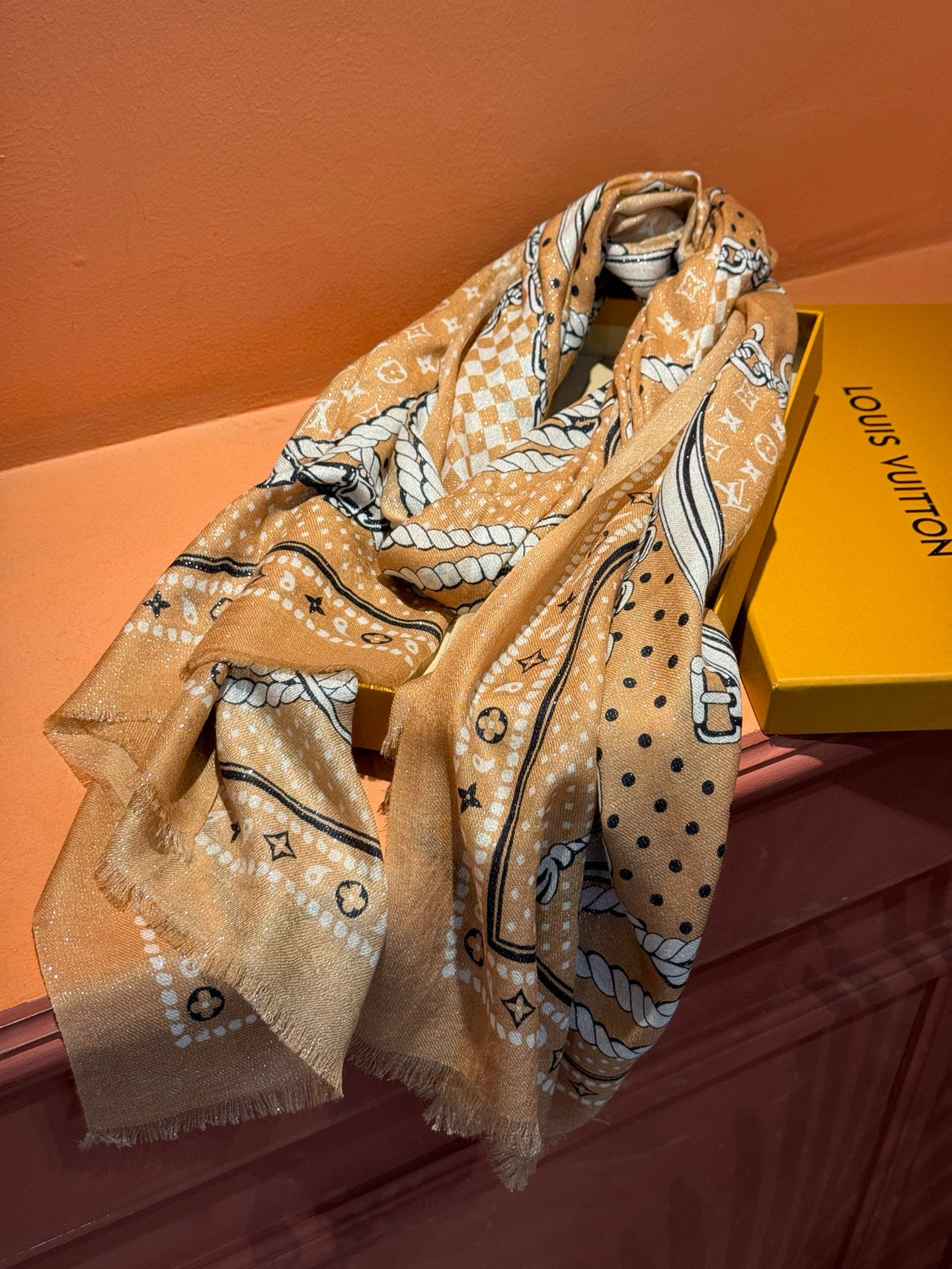 【会发光发亮的围巾】LV银丝羊绒材质❗️轻奢感十足👸 🌺专柜新款🌟面料追求造型，手感挺括，高端设计师配色
