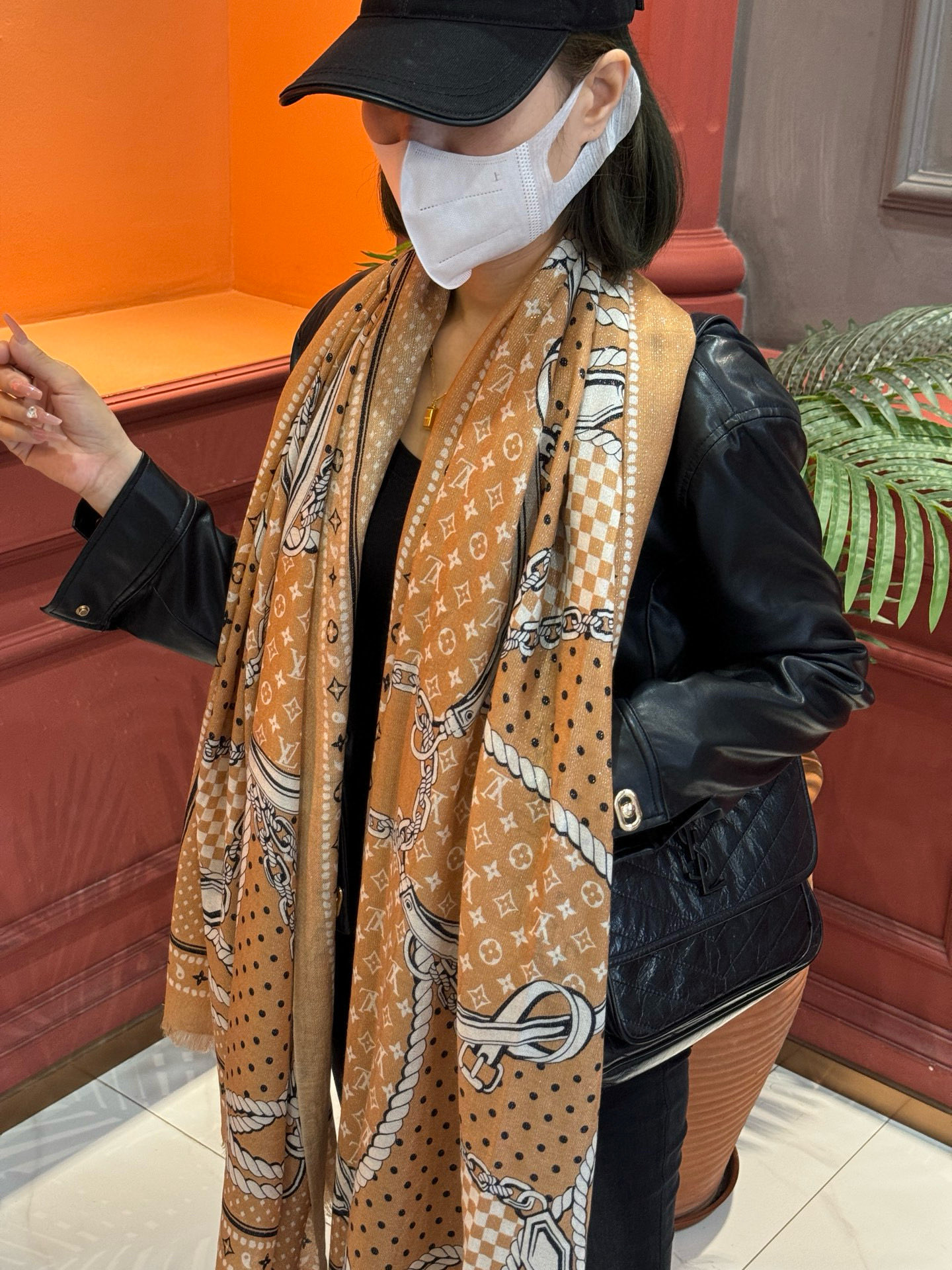 【会发光发亮的围巾】LV银丝羊绒材质❗️轻奢感十足👸 🌺专柜新款🌟面料追求造型，手感挺括，高端设计师配色