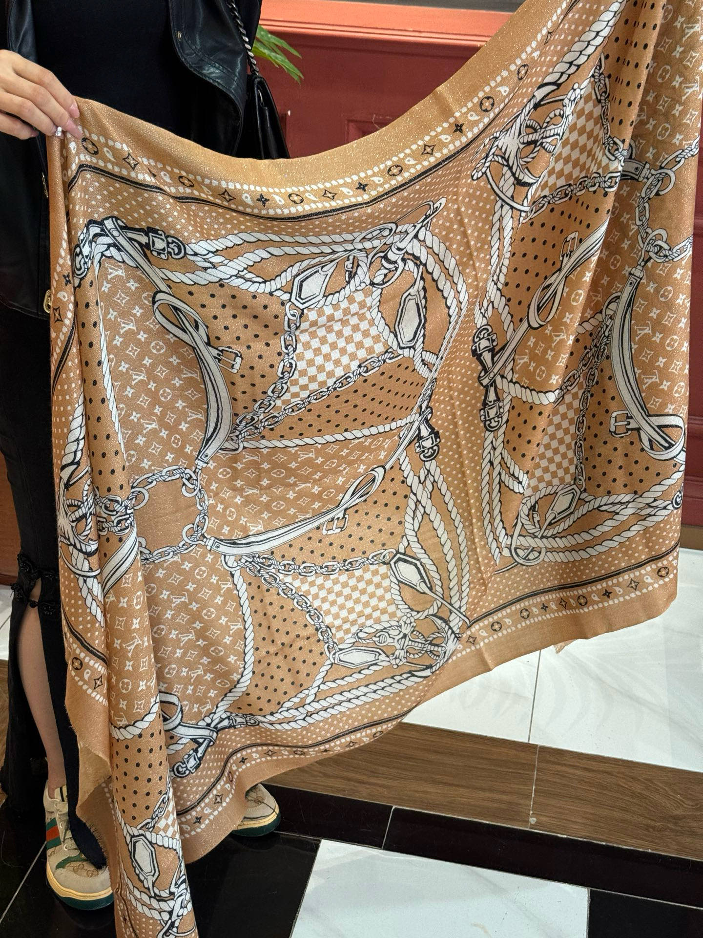 【会发光发亮的围巾】LV银丝羊绒材质❗️轻奢感十足👸 🌺专柜新款🌟面料追求造型，手感挺括，高端设计师配色