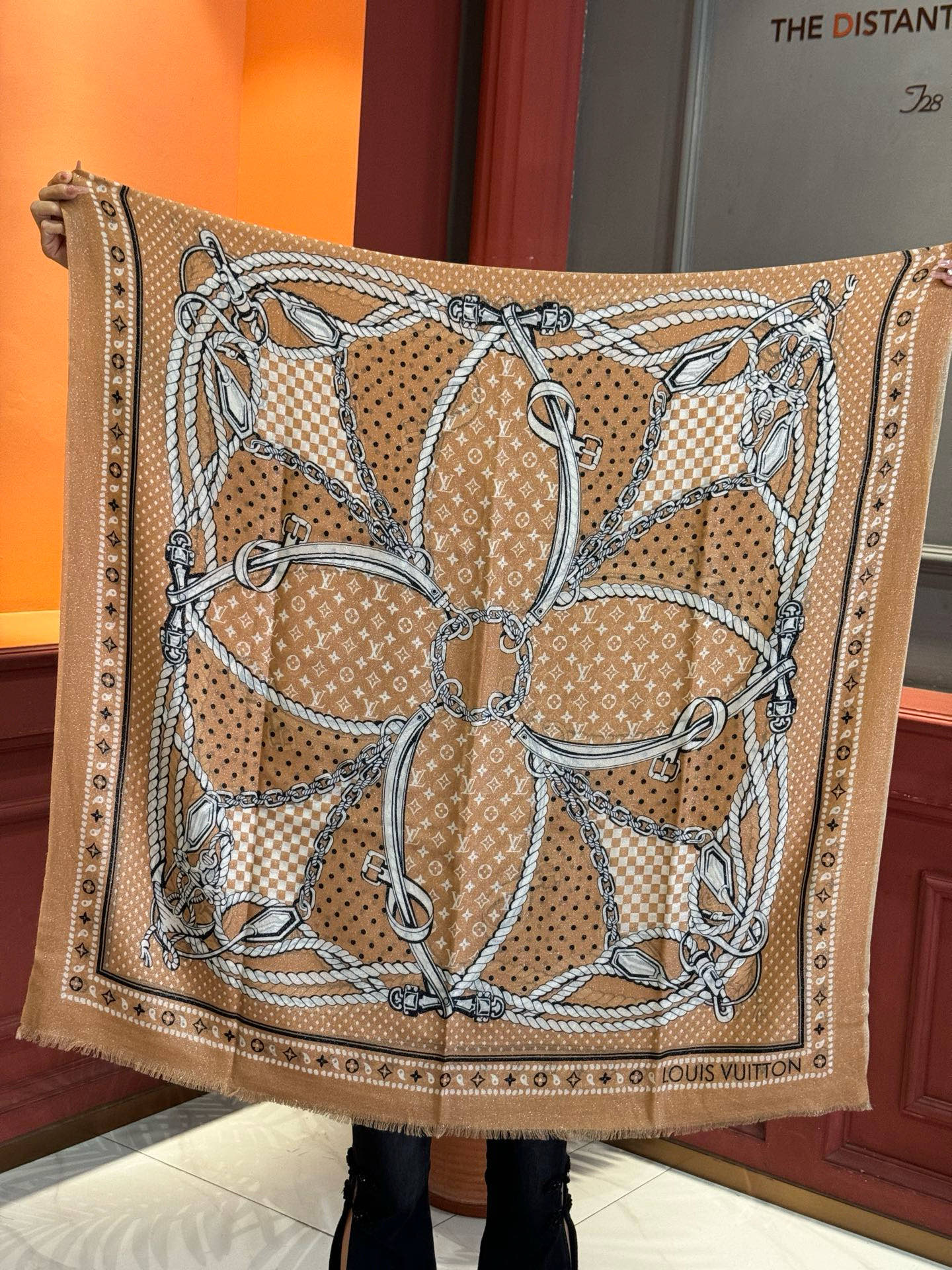 【会发光发亮的围巾】LV银丝羊绒材质❗️轻奢感十足👸 🌺专柜新款🌟面料追求造型，手感挺括，高端设计师配色