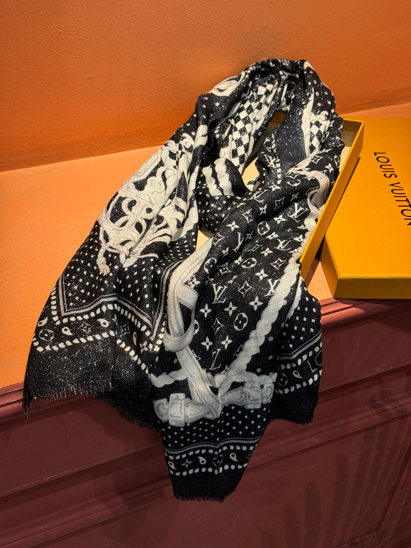 【会发光发亮的围巾】LV银丝羊绒材质❗️轻奢感十足👸 🌺专柜新款🌟面料追求造型，手感挺括，高端设计师配色