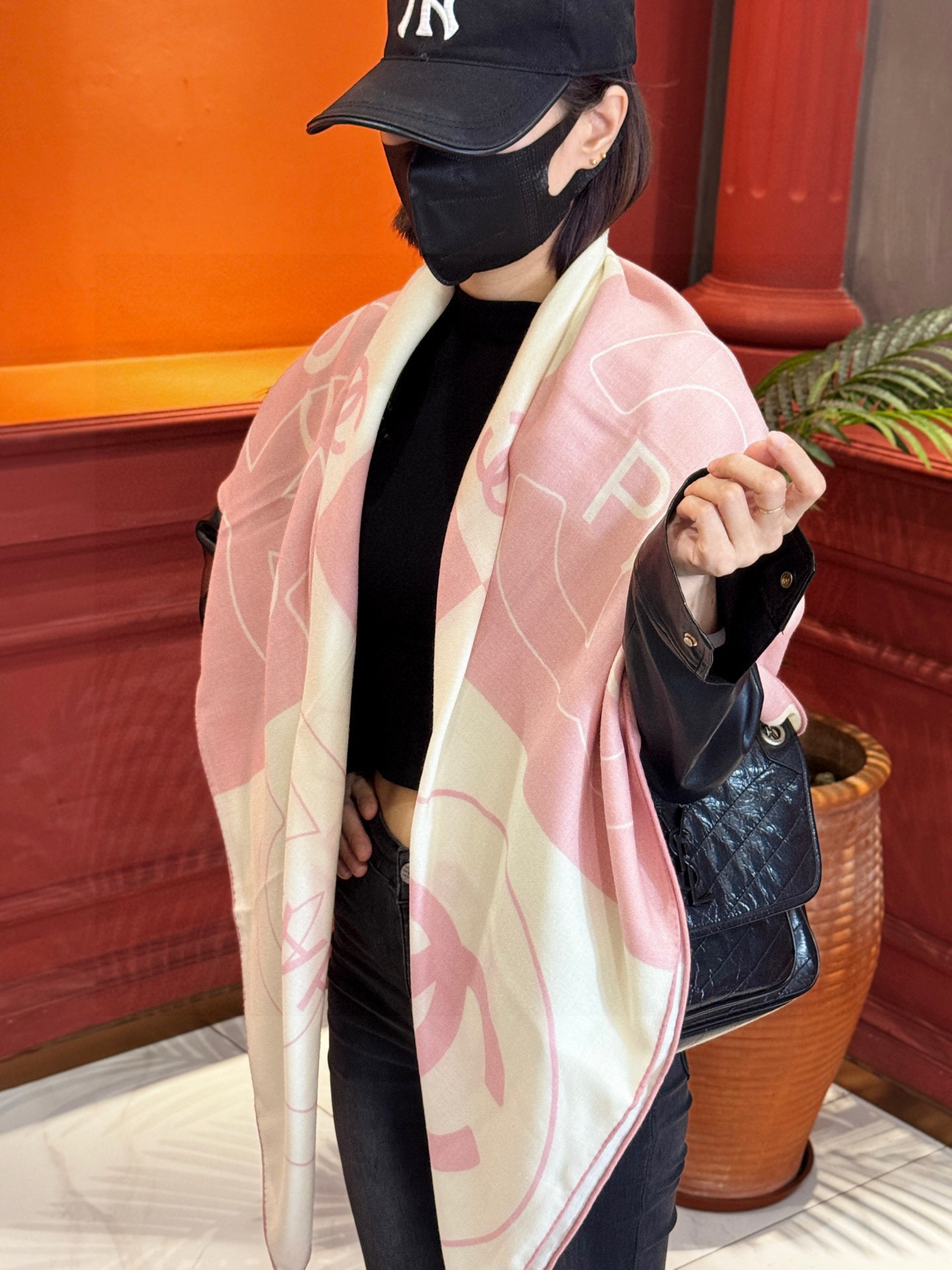 NO:542270,Chanel 25s autumn and winter new product~ [140 top silk wool double-sided shawl] 25s autumn and winter shawl design is really a breakthrough. The pink beige grid is elegant and sweet. I feel that every one will not be available if I miss it. It can also be used as a frame and looks good as a work of art. It is worthy of being you Chanel!  !  Ingredients 30 silk 70 wool Size 135*135 cm High-version scarf, High-version scarf, chanel, chanel, real silk, shawls19860909Chanel 25s秋冬新品～【140顶级丝毛双面同色披肩】 25s 秋冬披肩设计真的好有突破 粉色米色格优雅甜美 感觉每一款错过了就不会再有了 还可以当裱画框 当一件艺术品也好看 不愧是你 香奈儿！！ 成份30真丝70羊毛 尺寸135*135 cm 高版本围巾,高版本围巾,chanel,chanel,real silk,shawls,scarf