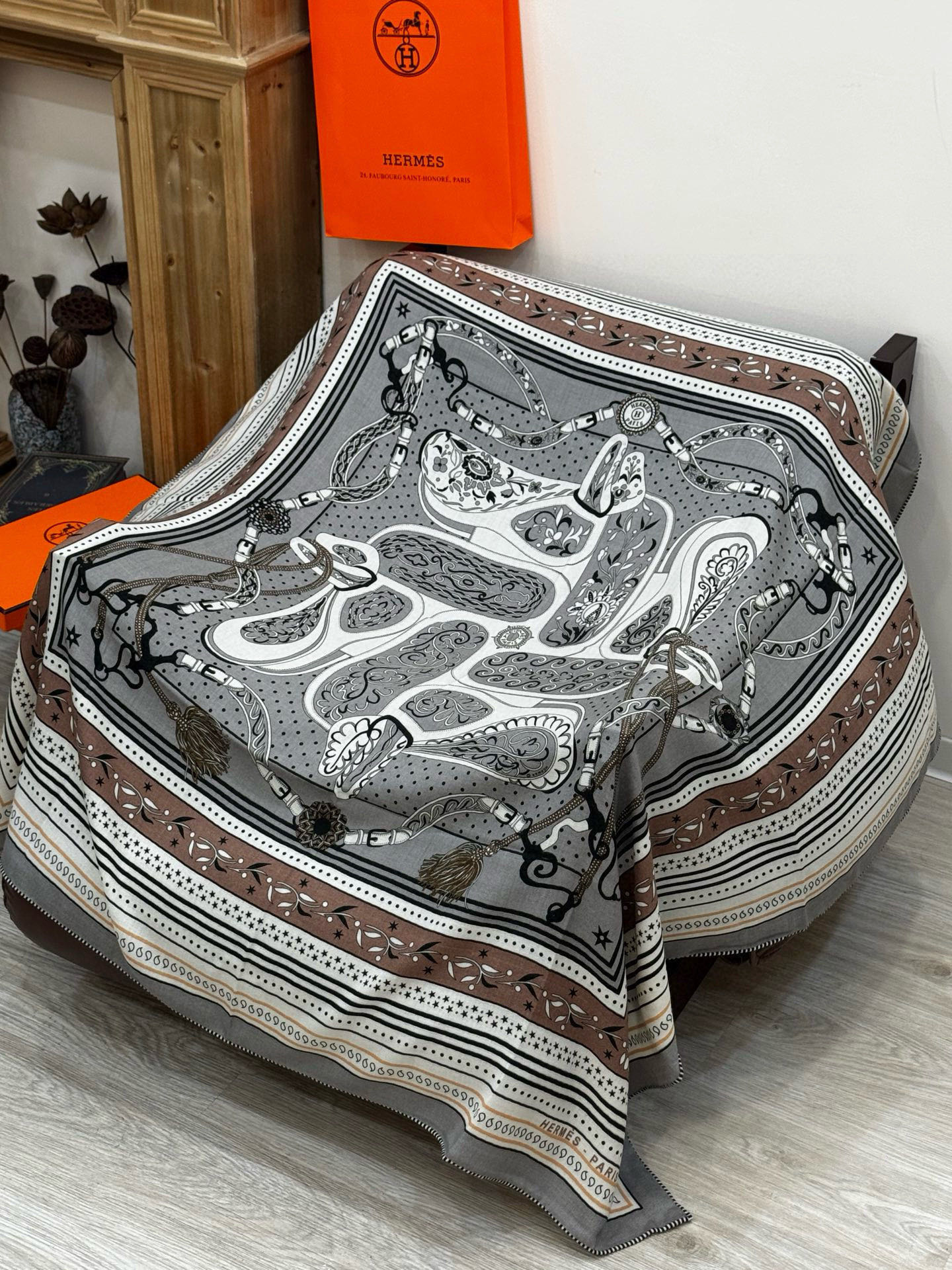 上新💕。丝绒方巾 【爱马仕2025春夏 亚马逊的庆典 Bandana，佩斯利花纹，生机勃勃的图案】（双面