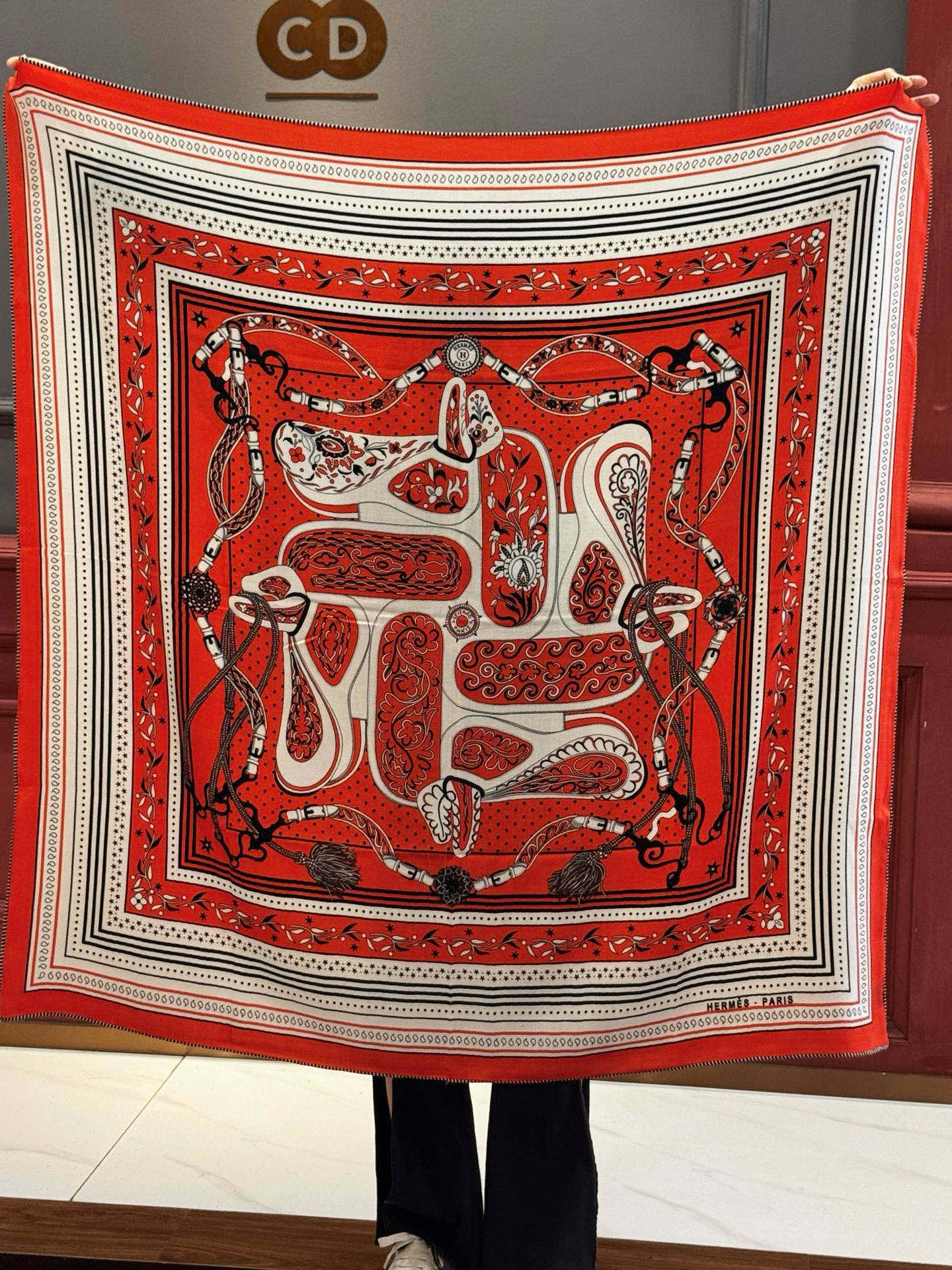 上新💕。丝绒方巾 【爱马仕2025春夏 亚马逊的庆典 Bandana，佩斯利花纹，生机勃勃的图案】（双面