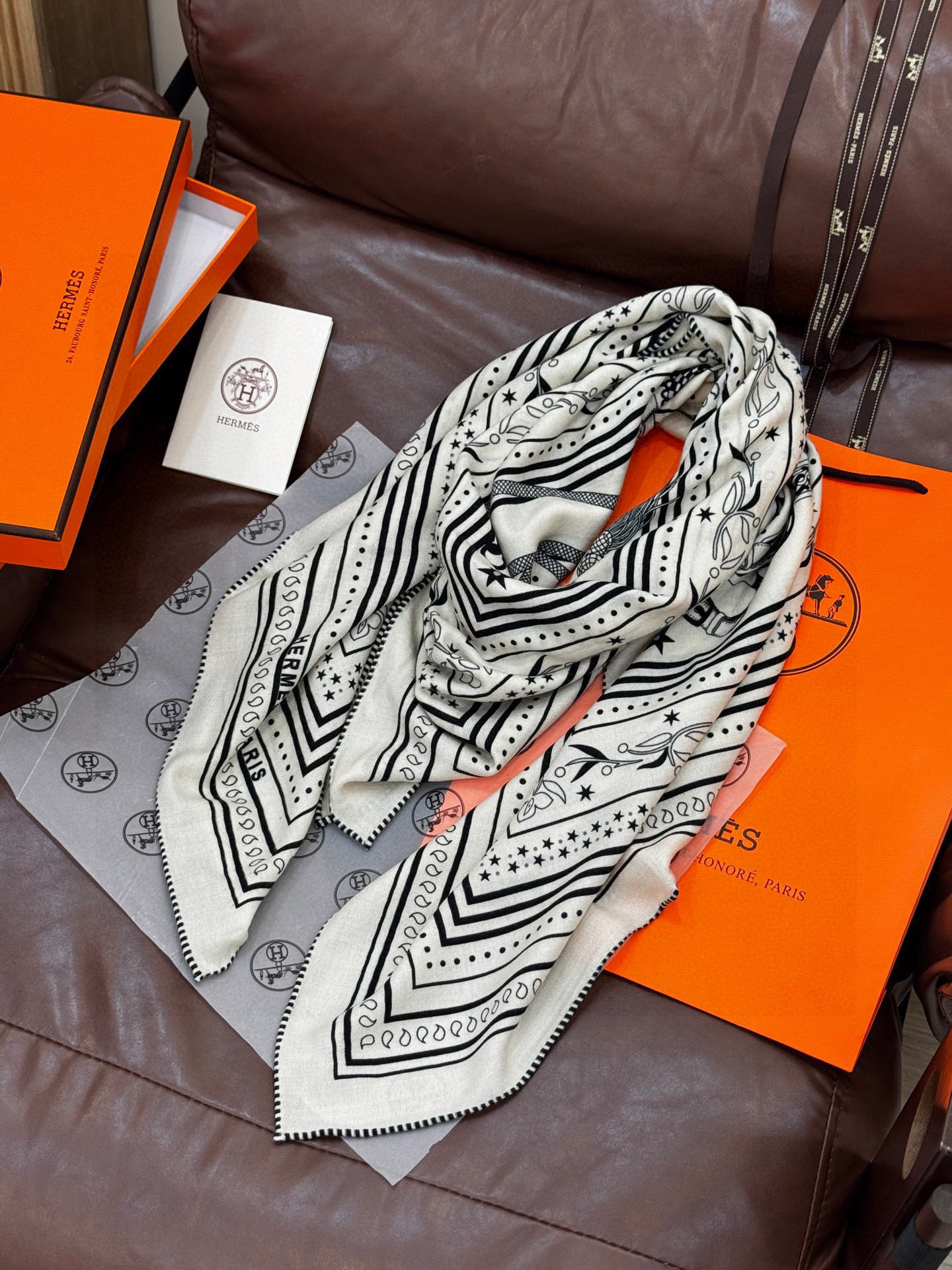 上新💕。丝绒方巾 【爱马仕2025春夏 亚马逊的庆典 Bandana，佩斯利花纹，生机勃勃的图案】（双面