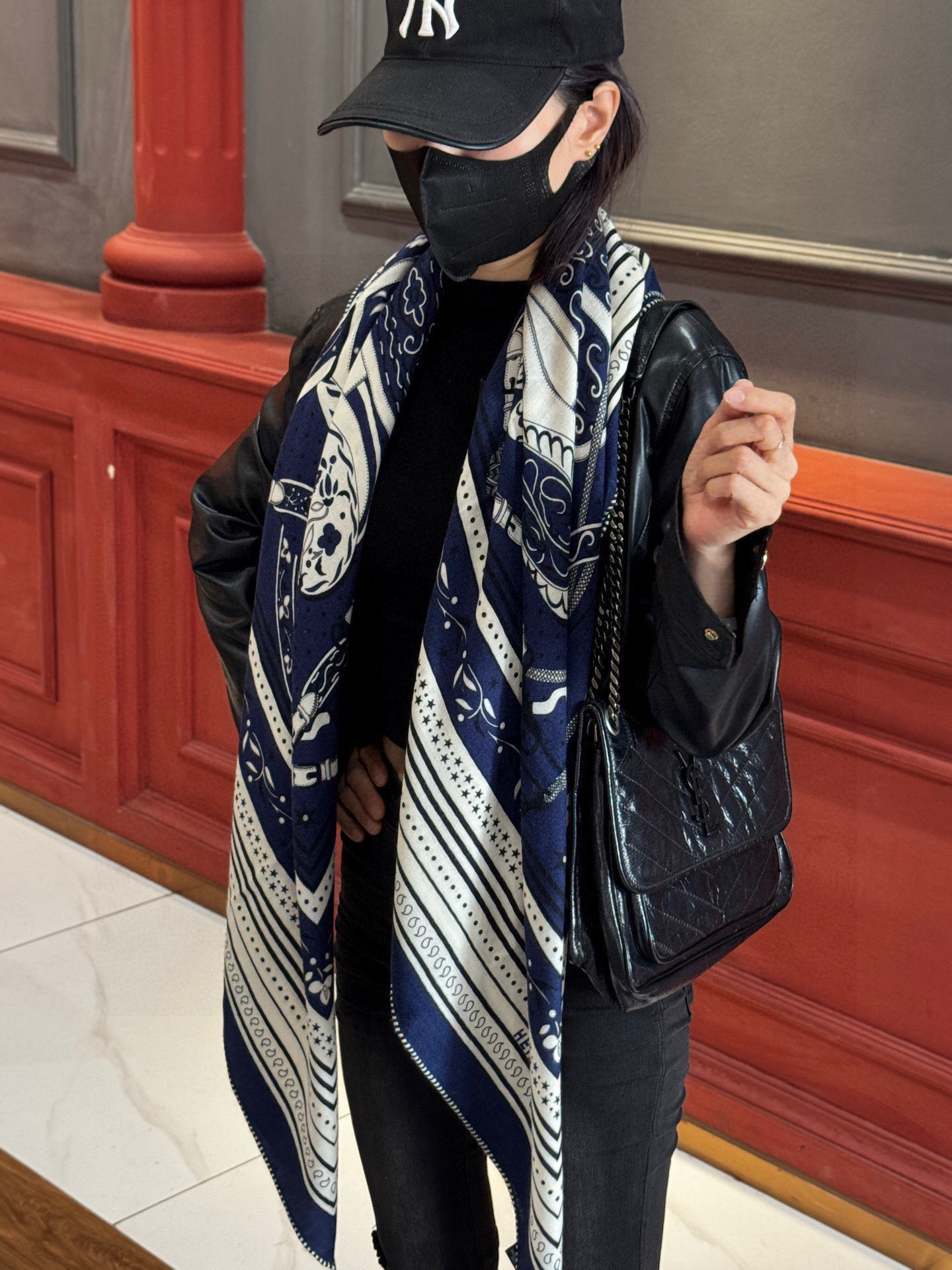 NO:542251,New velvet square scarf [Hermes Spring and Summer 2025 Amazon Celebration Bandana, Paisley Pattern, Vibrant Pattern] (Double-sided Square Scarf) This Hermes finishing touch accessories can be worn in various ways and matched with any clothing. Whether tied around the neck, or as a belt, hairband and headscarf, it is pleasing to the eye. Hand-made rolled silk cashmere scarf (30 mulberry silk 70 cashmere). Size 140x 140cm high version scarf, high version scarf, hermes, hermes19860909上新丝绒方巾【爱马仕2025春夏 亚马逊的庆典 Bandana,佩斯利花纹,生机勃勃的图案】（双面同色方巾）这款Hermes点睛配饰可以多种方式佩戴,与任何服饰皆搭配得宜.无论系绕颈间,或作为腰带、束发带及头巾佩戴,皆赏心悦目.法国制造手工卷边丝羊绒巾（30桑蚕丝70山羊绒）. 尺寸140x 140厘米高版本围巾,高版本围巾,hermes,hermes,scarf