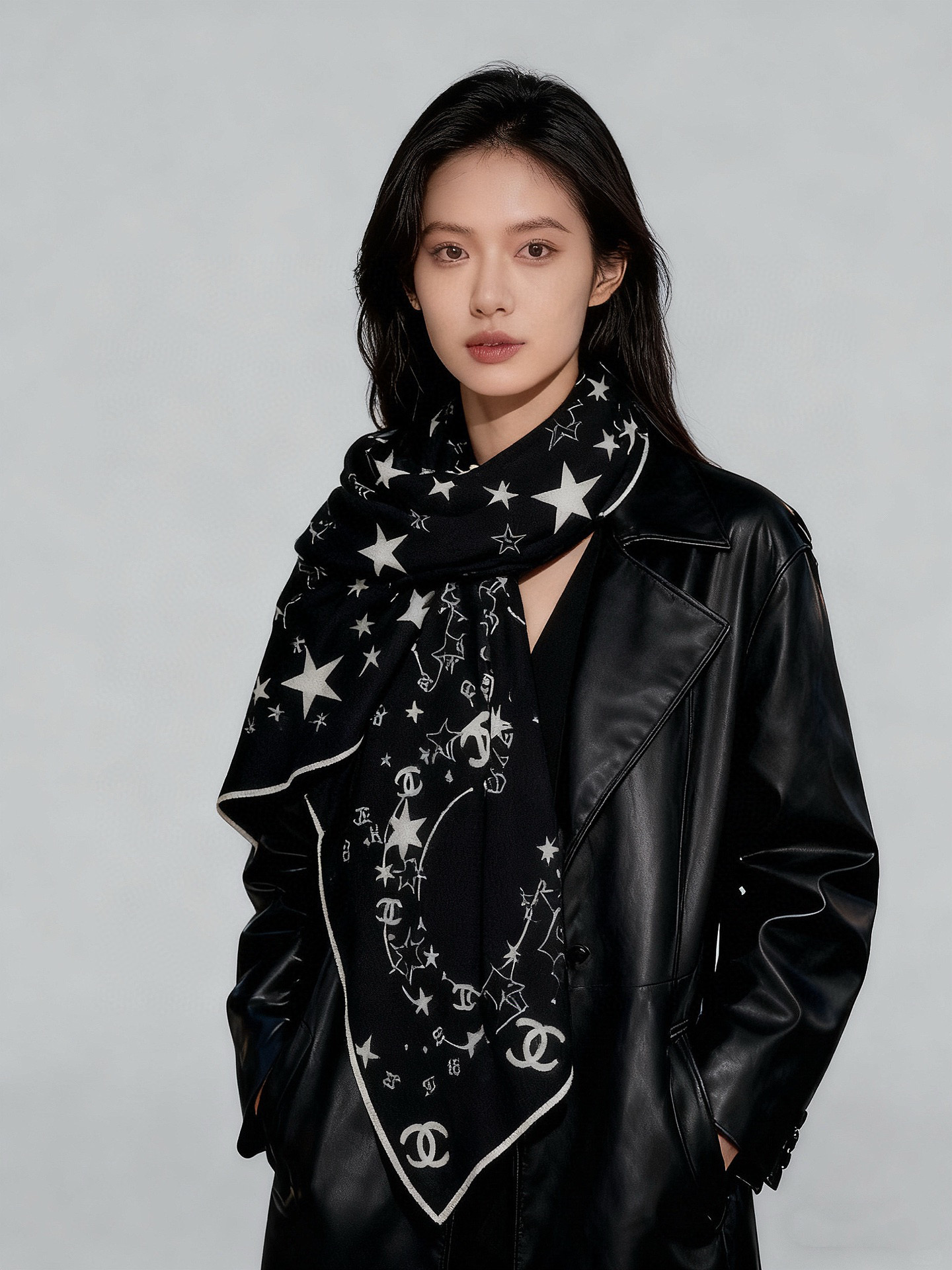 NO:542275,Chanel ~25p autumn and winter new products~【140 top velvet double-sided color】 The perfect combination of stars and double C is suitable for various occasions. Black and white colors are classic and elegant. It is really amazing~ Strong recommendation Ingredients 30 mulberry silk 70 cashmere Size 135*135cn high-version scarf, high-version scarf, chanel19860909Chanel ~25p秋冬新品～【140顶级丝绒双面同色】 繁星点点与双C的完美结合 适合各种场合搭配使用 黑白两色经典优雅 真的绝绝子～强推 成份30桑蚕丝70羊绒 尺寸135*135cn高版本围巾,高版本围巾,chanel,scarf