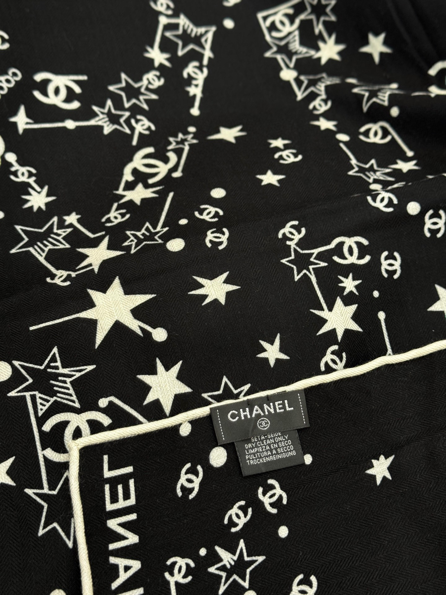 Chanel ~20。秋冬新品～【140顶级丝绒双面同色】繁星点点与双C的完美结合适合各种场合搭配使用黑