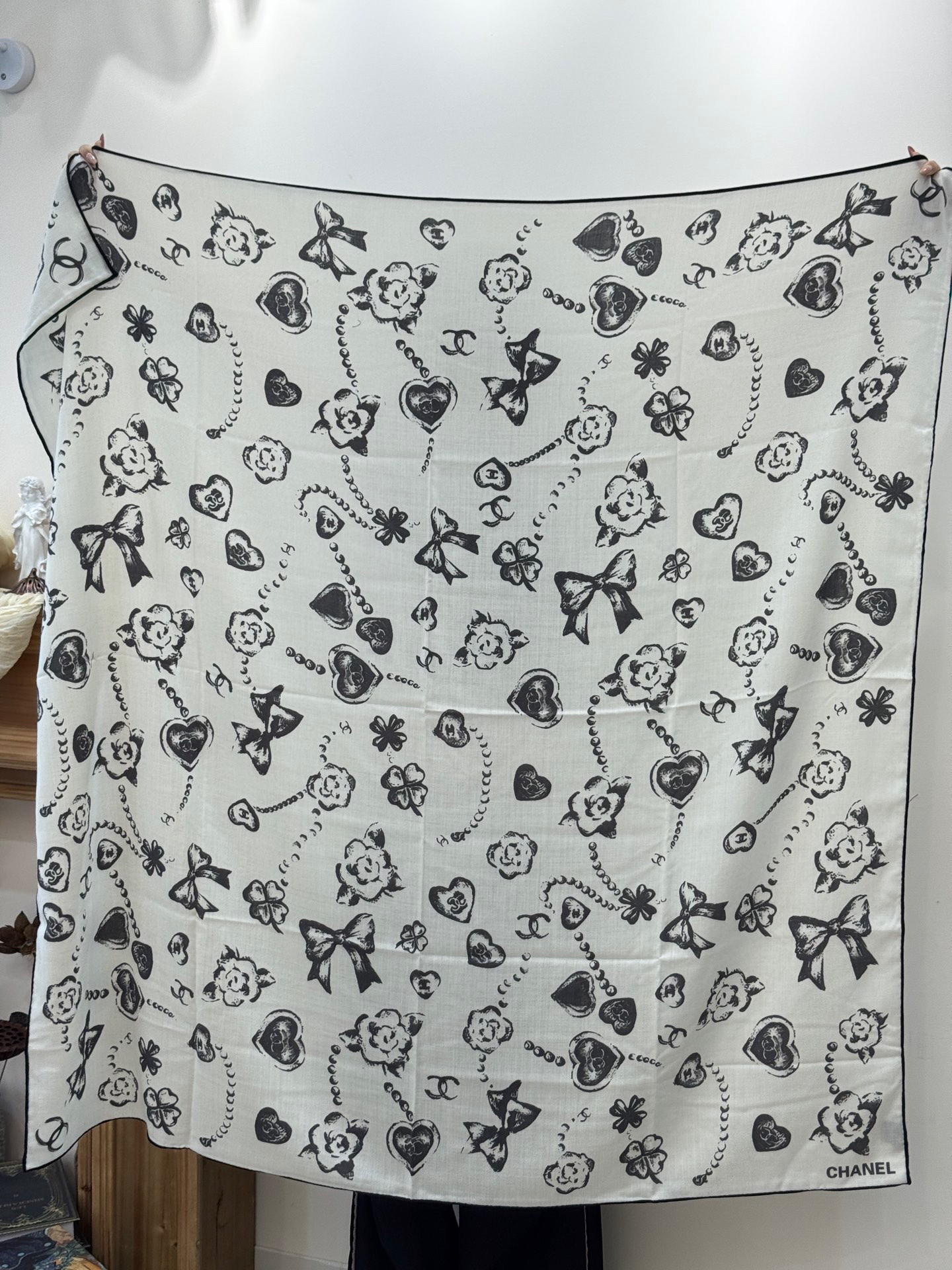 Chanel ~25秋冬新品～【爱心珍珠四叶草】【140双面丝绒披肩】手工卷边丝绒方巾（30%桑蚕丝70