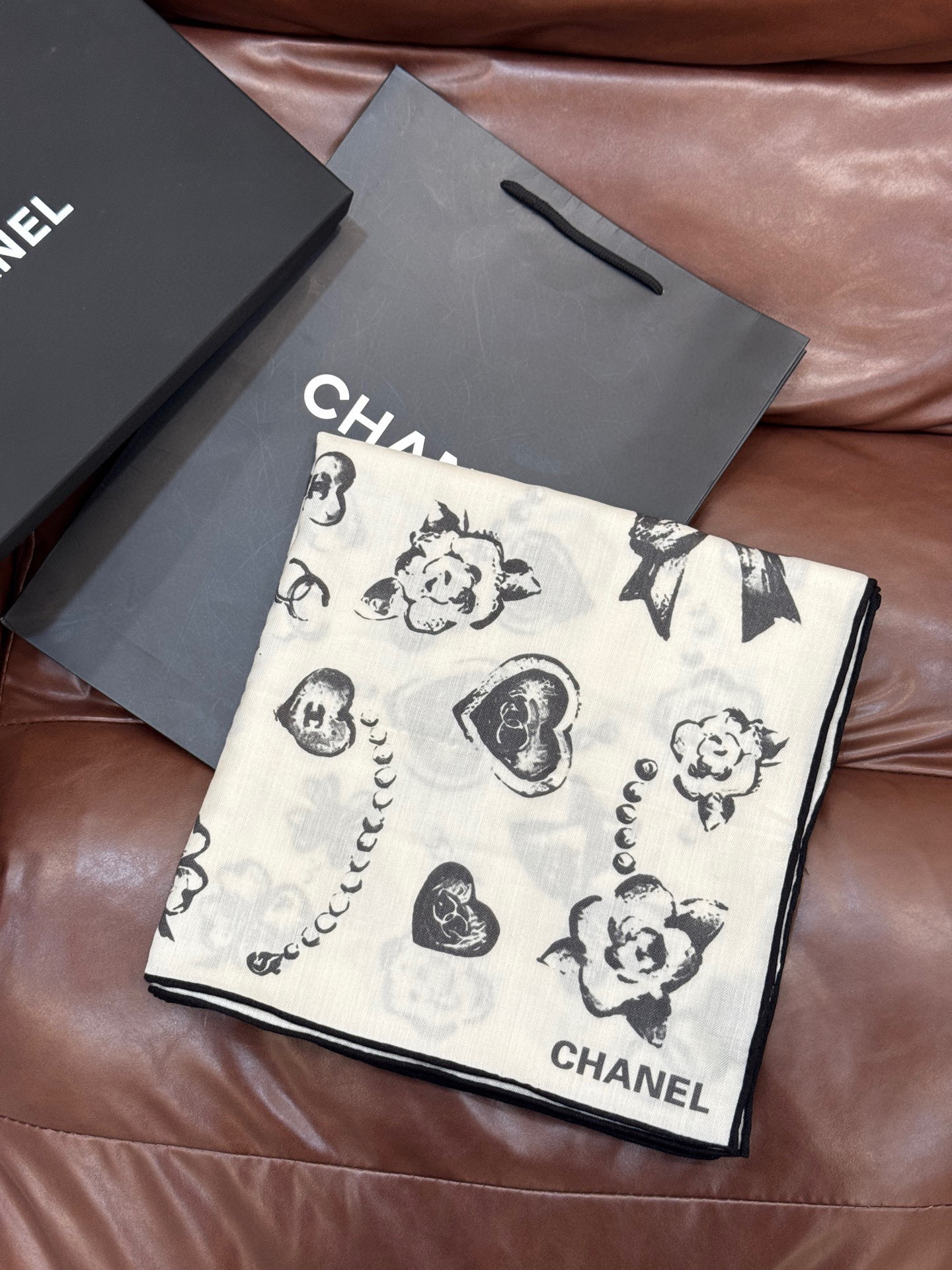 Chanel ~25秋冬新品～【爱心珍珠四叶草】【140双面丝绒披肩】手工卷边丝绒方巾（30%桑蚕丝70