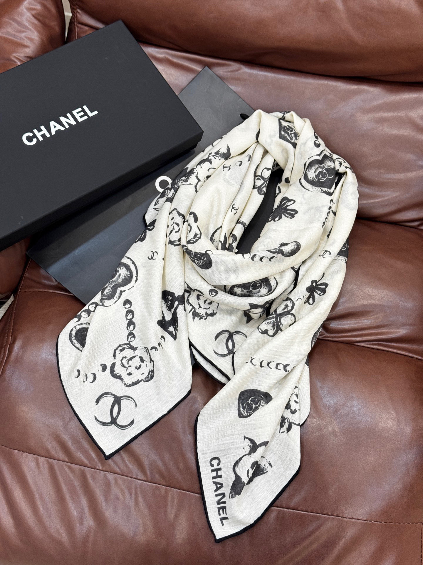 Chanel ~25秋冬新品～【爱心珍珠四叶草】【140双面丝绒披肩】手工卷边丝绒方巾（30%桑蚕丝70