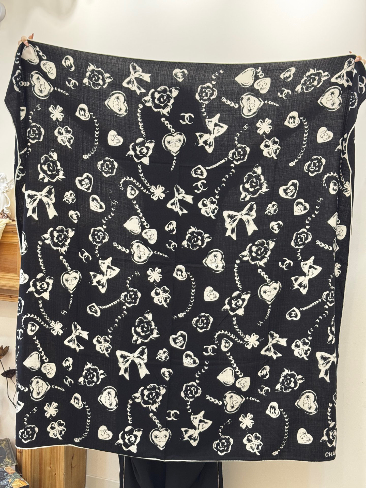 Chanel ~25秋冬新品～【爱心珍珠四叶草】【140双面丝绒披肩】手工卷边丝绒方巾（30%桑蚕丝70