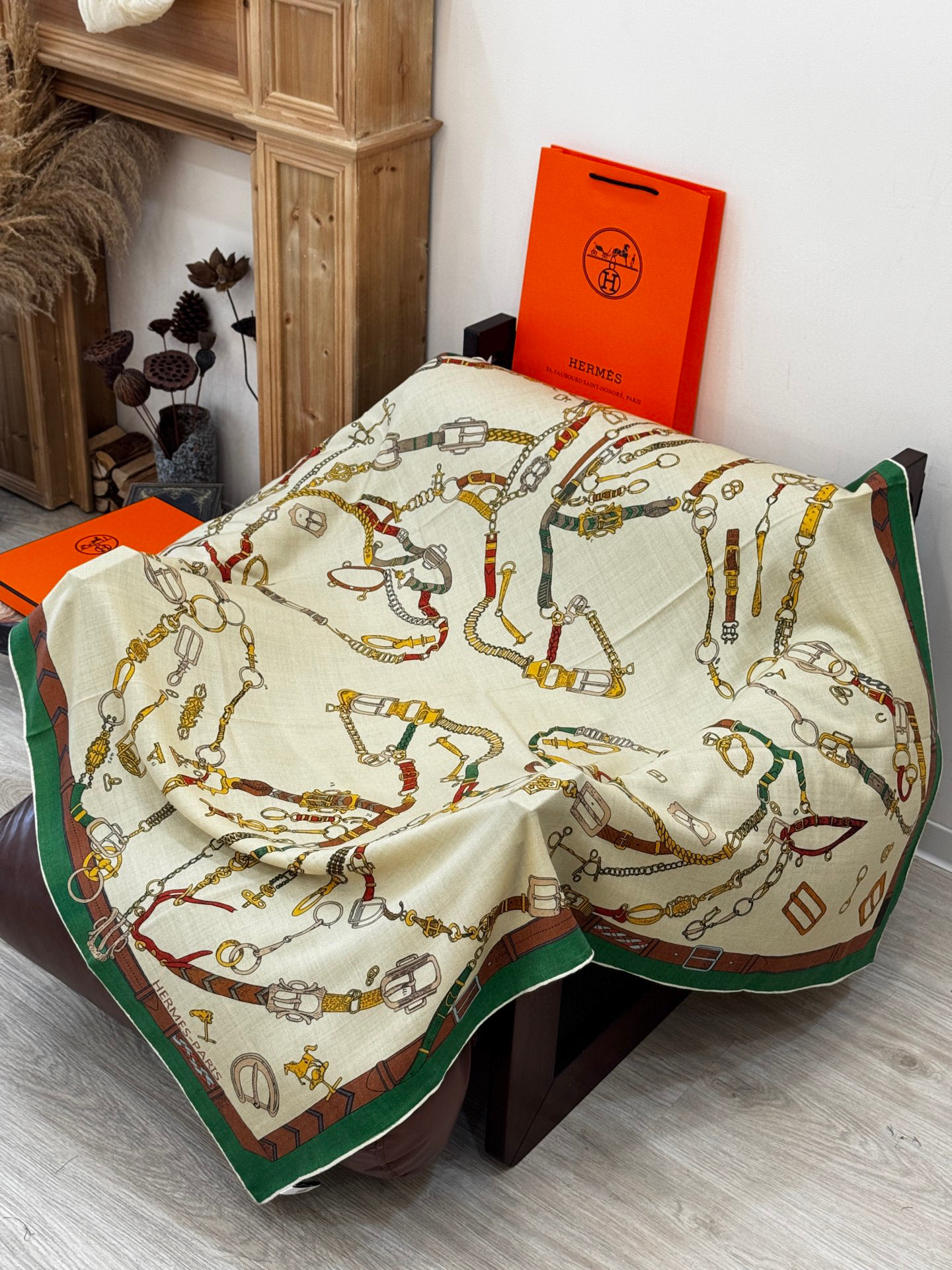 羊绒新款🆕👏👏买了都说好看‼️推荐💕爱马仕双面同色羊绒方巾【跃动的马儿双面同色140】，顶级工艺超值‼️