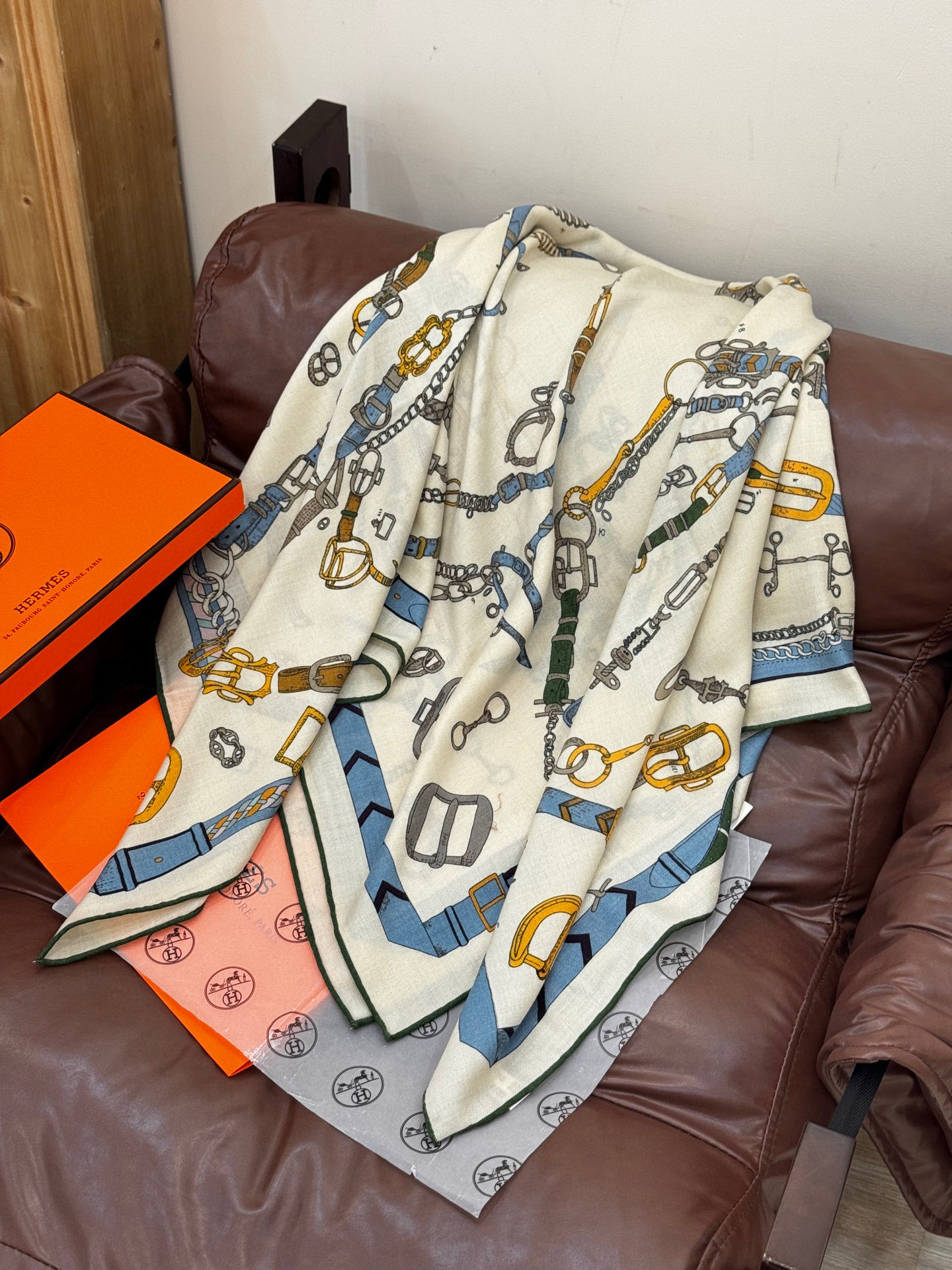 羊绒新款🆕👏👏买了都说好看‼️推荐💕爱马仕双面同色羊绒方巾【跃动的马儿双面同色140】，顶级工艺超值‼️