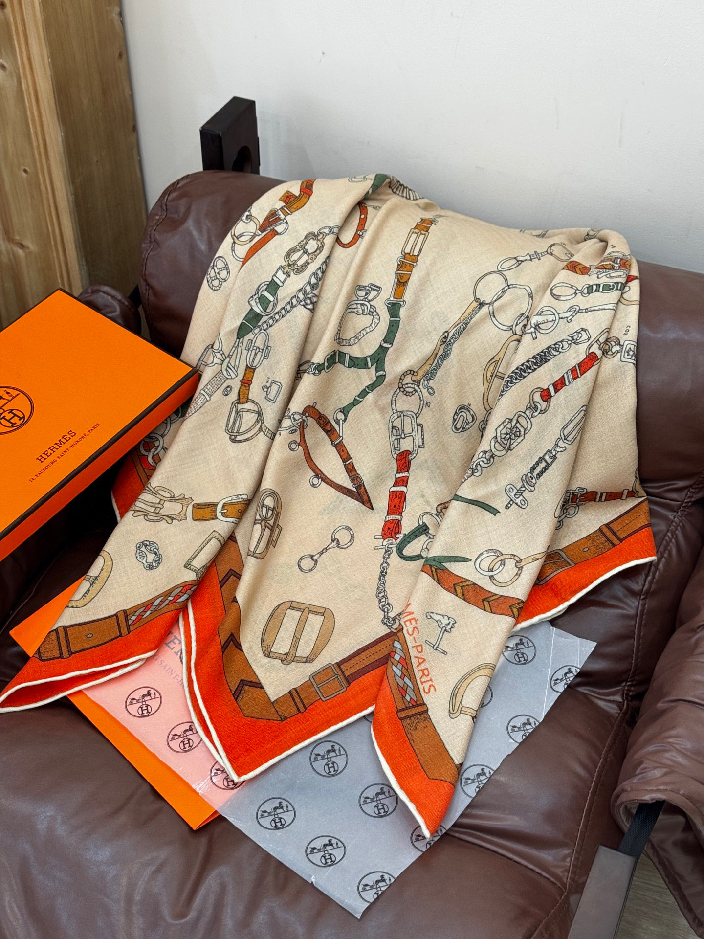 羊绒新款🆕👏👏买了都说好看‼️推荐💕爱马仕双面同色羊绒方巾【跃动的马儿双面同色140】，顶级工艺超值‼️