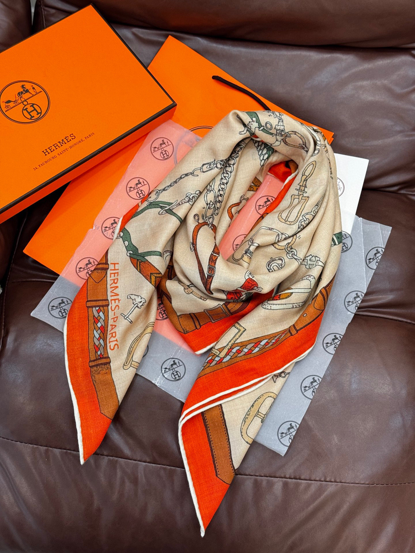 羊绒新款🆕👏👏买了都说好看‼️推荐💕爱马仕双面同色羊绒方巾【跃动的马儿双面同色140】，顶级工艺超值‼️