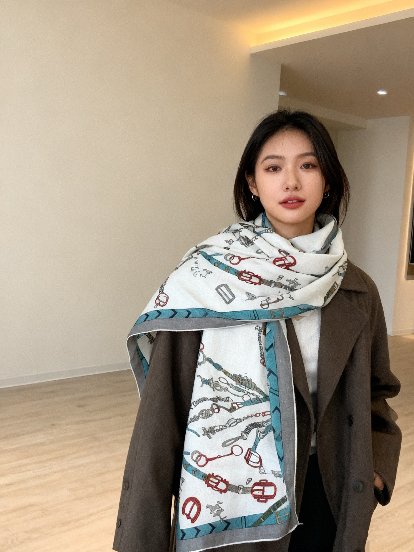 NO:542262,Everyone who bought the new cashmere style said it looks good. I recommend the Hermès double-sided cashmere square scarf of the same color [Leaping Horse, double-sided same color 140]. The top-notch craftsmanship is a great value. The Hermès counter has a hot model with three-dimensional presentation of patterns and textures. The real thing is of extremely high grade. Special craftsmanship. High-end research and development. Stunning. The special cutting-edge craftsmanship is loved by Bai Fumei. Whether it is quality, style or price, it makes them scream for big brand control. Super high cost performance.  Definitely worth buying, size 140cm*140cm, 70 cashmere silk high version scarf, high version scarf, hermes, real silk19860909羊绒新款买了都说好看推荐爱马仕双面同色羊绒方巾【跃动的马儿双面同色140】,顶级工艺超值爱马仕专柜爆款立体呈现图案纹路实物档次极高特殊工艺高端研发惊艳问世特殊尖端工艺处理受到白富美的喜欢 无论是品质 款式 价格都令大牌控的她们尖叫 超高性价比 绝对值得入手尺寸140cm*140cm,70羊绒真丝高版本围巾,高版本围巾,hermes,real silk,scarf