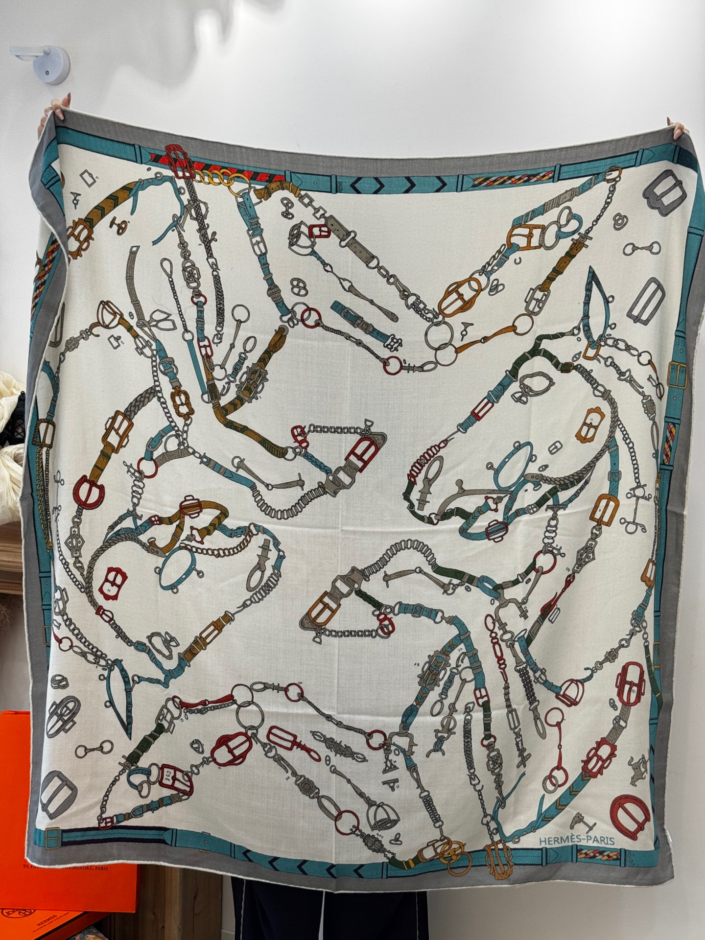 羊绒新款🆕👏👏买了都说好看‼️推荐💕爱马仕双面同色羊绒方巾【跃动的马儿双面同色140】，顶级工艺超值‼️