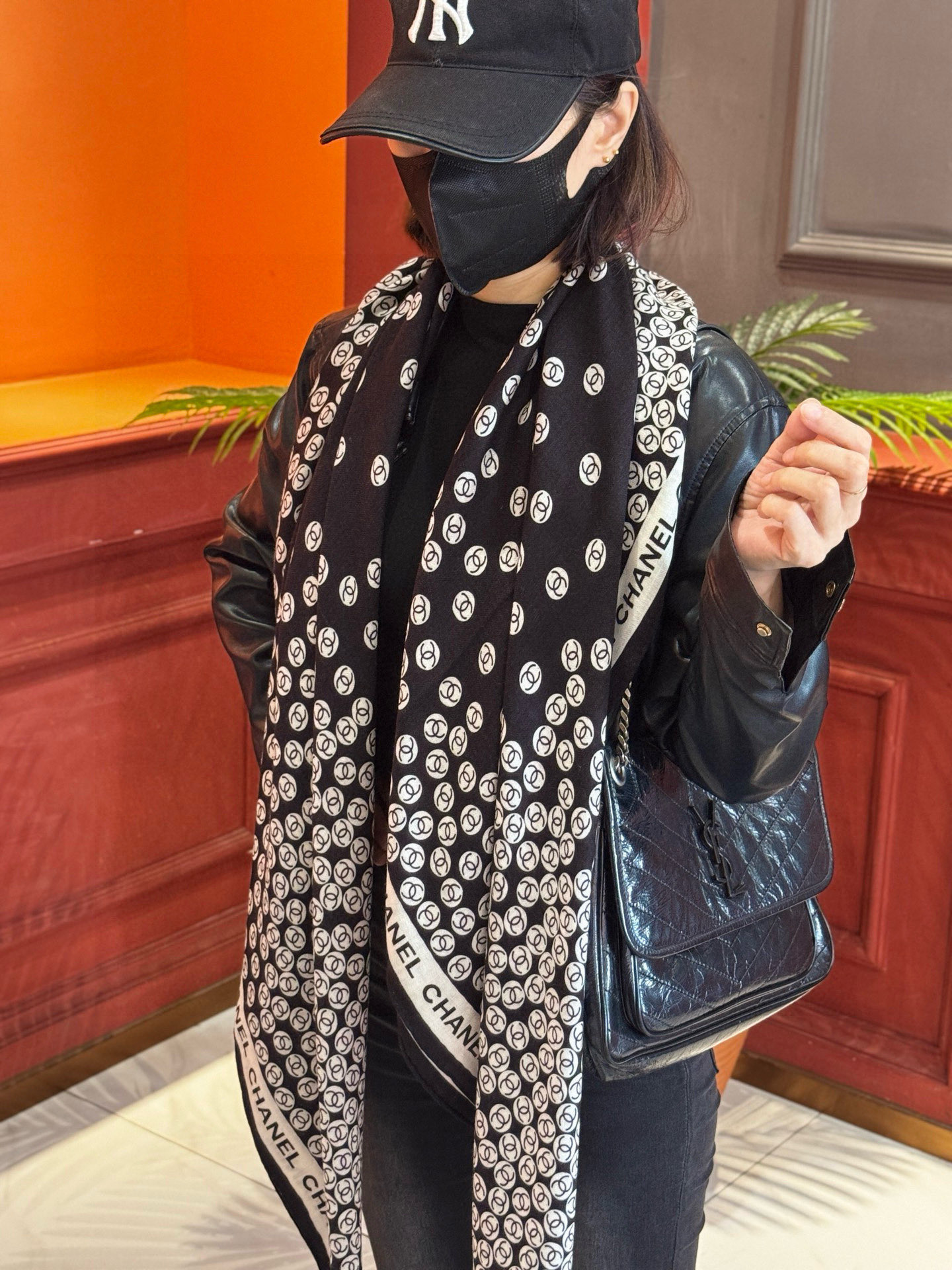 NO:542252,Chanel 25s autumn and winter new product~ [140 top silk wool double-sided shawl] 25s autumn and winter shawl design is really a breakthrough. The pink beige grid is elegant and sweet. I feel that every one will not be available if I miss it. It can also be used as a frame and looks good as a work of art. It is worthy of being you Chanel!  !  Ingredients 30 silk 70 wool Size 135*135 cm High-version scarf, High-version scarf, chanel, chanel, real silk, shawls19860909Chanel 25s秋冬新品～【140顶级丝毛双面同色披肩】 25s 秋冬披肩设计真的好有突破 粉色米色格优雅甜美 感觉每一款错过了就不会再有了 还可以当裱画框 当一件艺术品也好看 不愧是你 香奈儿！！ 成份30真丝70羊毛 尺寸135*135 cm 高版本围巾,高版本围巾,chanel,chanel,real silk,shawls,scarf