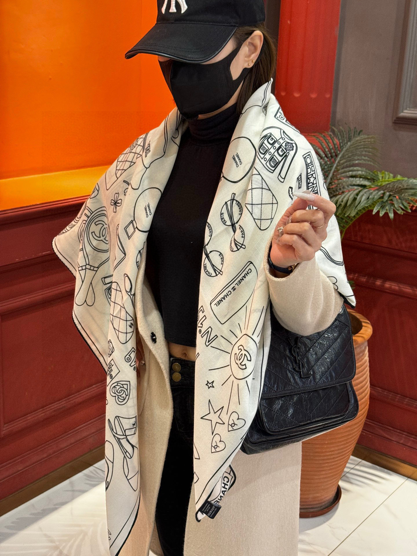 NO:542232,[Upgraded double-sided same color, encrypted fabric] New 140*140-table printing, black and white, high-end urban upstart!  Another encounter of camellia!  Absolute temperament Chanel Lady advanced tone] The elegance represented by Chanel is deeply rooted in everyone's heart, and no one can refuse such elegance and high-end!  !  The effect of this one is really simple and advanced!  !  The most advanced design is not too redundant!  !  Such a silk scarf is so beautiful!  Through the screen, the sisters must have felt it. This temperament is so terrible!  !  It can accurately hit every sister who loves beauty and fashion!  !  High-version scarf, high-version scarf, chanel19860909【升级双面同色 加密面料】 上新 140*140台版印花 黑白二色  高级都市新贵！山茶花的再一次邂逅！绝对的气质Chanel Lady高级调调】Chanel所代表的优雅,高贵已深人人心,没人能拒绝这样的优雅高级！！这款出来的效果真的非常简约高级！！没有太冗余的设计就是最高级的设计！！这样的丝巾,太美了太美了！隔着屏幕,姐妹肯定都感受到了,这款气质的要命！！能精准击中每一个爱美爱时髦的姐妹心尖尖上！！高版本围巾,高版本围巾,chanel,scarf