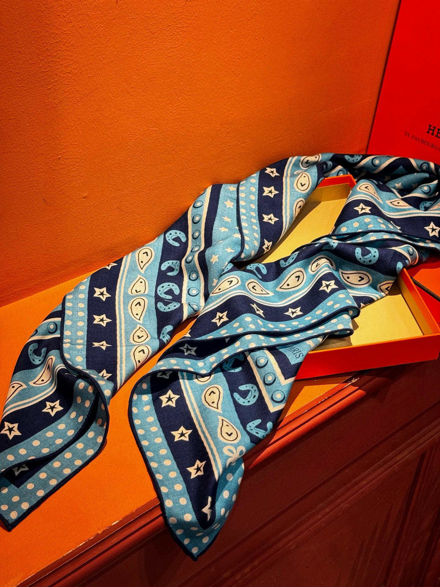 💟羊绒新款🆕👏👏买了都说好看‼️推荐💕爱马仕双面同色羊绒方巾【朋克骏马双面同色140】，顶级工艺超值‼️