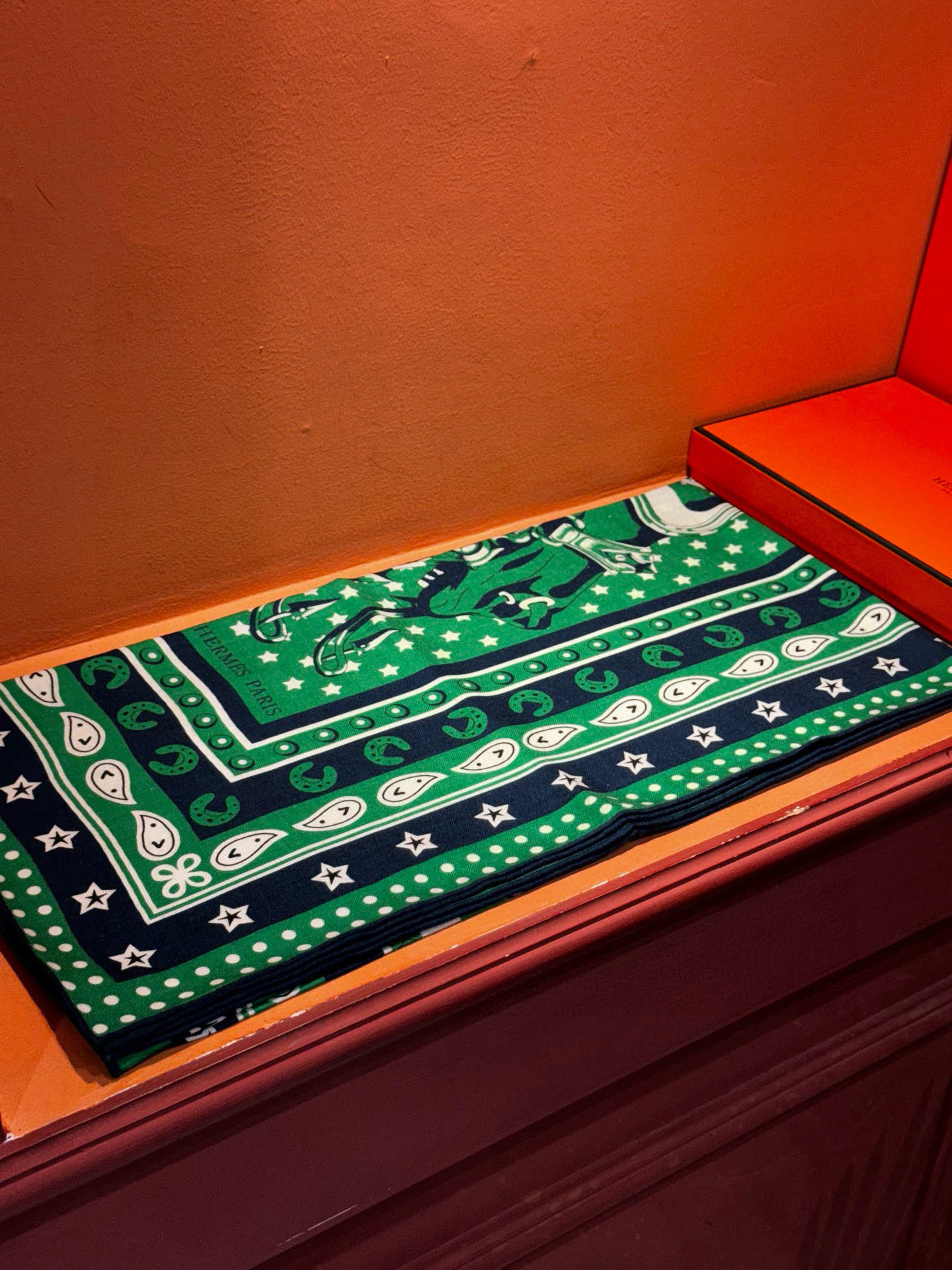 💟羊绒新款🆕👏👏买了都说好看‼️推荐💕爱马仕双面同色羊绒方巾【朋克骏马双面同色140】，顶级工艺超值‼️