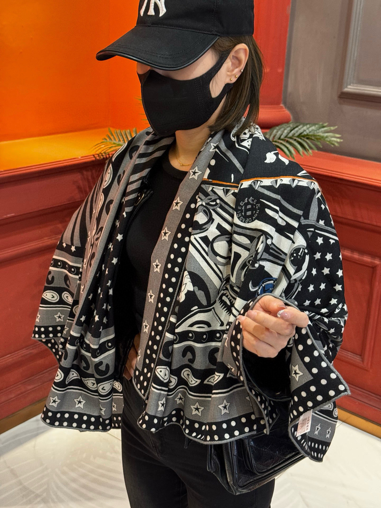 NO:542237,I bought the new cashmere model and said it looks good. I recommend the Hermès double-sided cashmere square scarf of the same color [Punk Horse double-sided same color 140]. The top-notch craftsmanship is a great value. The Hermès counter hit model has three-dimensional presentation of patterns and textures. The real thing is of extremely high grade. Special craftsmanship. High-end research and development. Amazing. The special cutting-edge craftsmanship is loved by Bai Fumei. Whether it is quality, style or price, it makes them scream for big brand control. Super high cost performance.  Definitely worth buying, size 140cm*140cm, 70 cashmere silk high version scarf, high version scarf, hermes, real silk19860909羊绒新款买了都说好看推荐爱马仕双面同色羊绒方巾【朋克骏马双面同色140】,顶级工艺超值爱马仕专柜爆款立体呈现图案纹路实物档次极高特殊工艺高端研发惊艳问世特殊尖端工艺处理受到白富美的喜欢 无论是品质 款式 价格都令大牌控的她们尖叫 超高性价比 绝对值得入手尺寸140cm*140cm,70羊绒真丝高版本围巾,高版本围巾,hermes,real silk,scarf