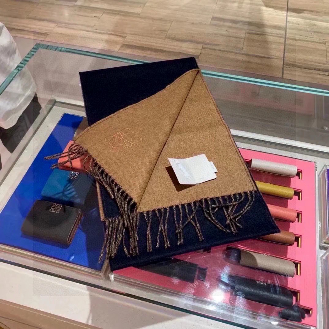 没见过吧,很少有人在柜里见过这条围巾😳当时发售的时候内地给的就特别少,原版是客户在日本中古店买到的❗所以