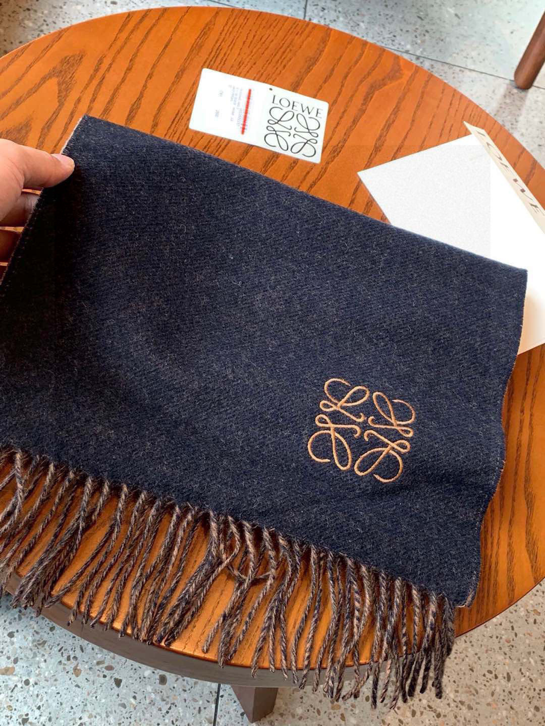 没见过吧,很少有人在柜里见过这条围巾😳当时发售的时候内地给的就特别少,原版是客户在日本中古店买到的❗所以